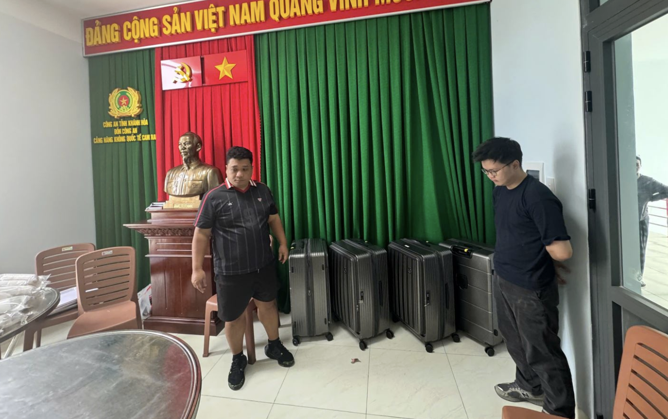 Khởi tố 2 người vận chuyển hơn 180.000 con tôm hùm giống qua sân bay Cam Ranh- Ảnh 1.