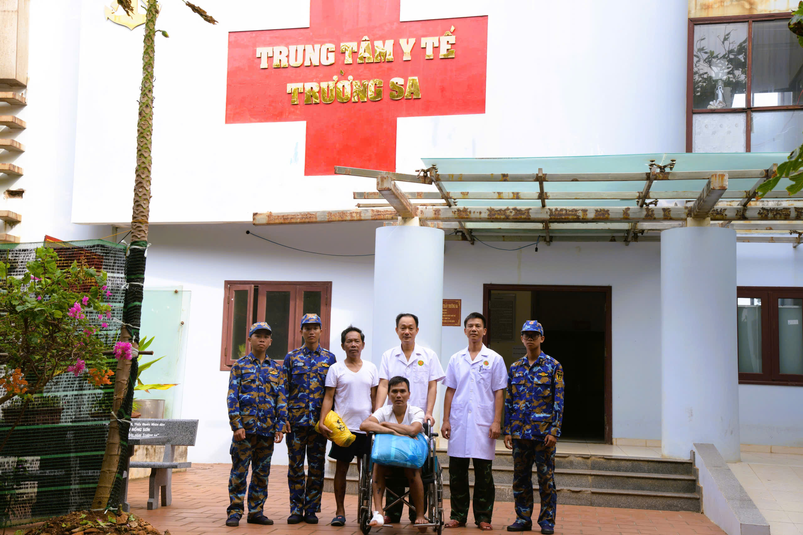 Tàu Trường Sa 18 đưa 32 ngư dân Đà Nẵng gặp nạn trên biển về bờ- Ảnh 1.