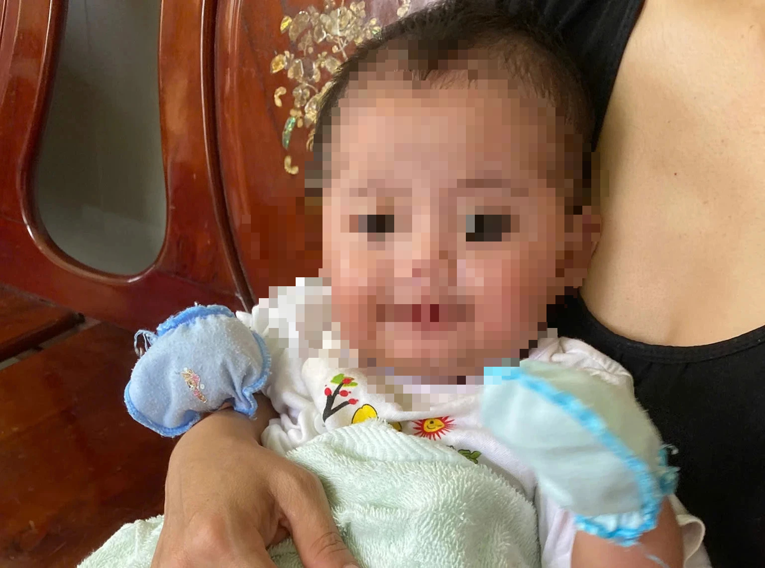 Dậy sớm đi lễ, phát hiện bé gái bị bỏ rơi trước cửa nhà - Ảnh 1.