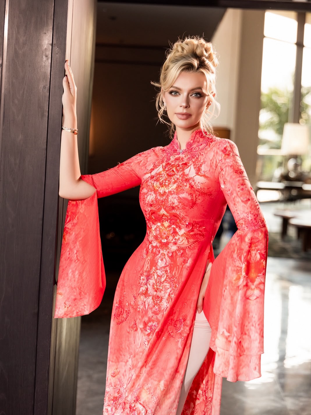 'Hoa hậu của các hoa hậu' khoe nhan sắc hút hồn ở Việt Nam - Ảnh 3.
