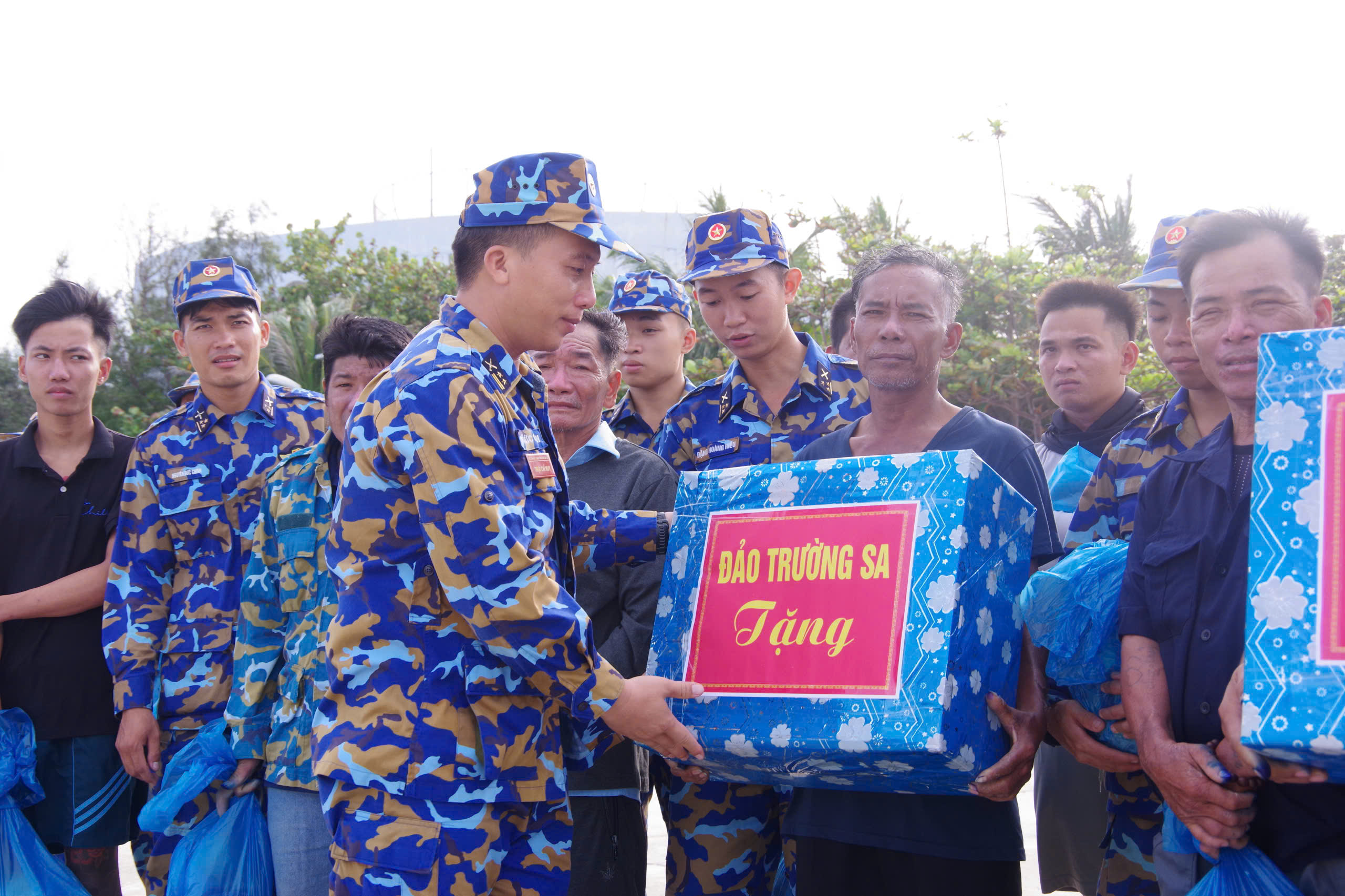 Tàu Trường Sa 18 đưa 32 ngư dân Đà Nẵng gặp nạn trên biển về bờ- Ảnh 5.