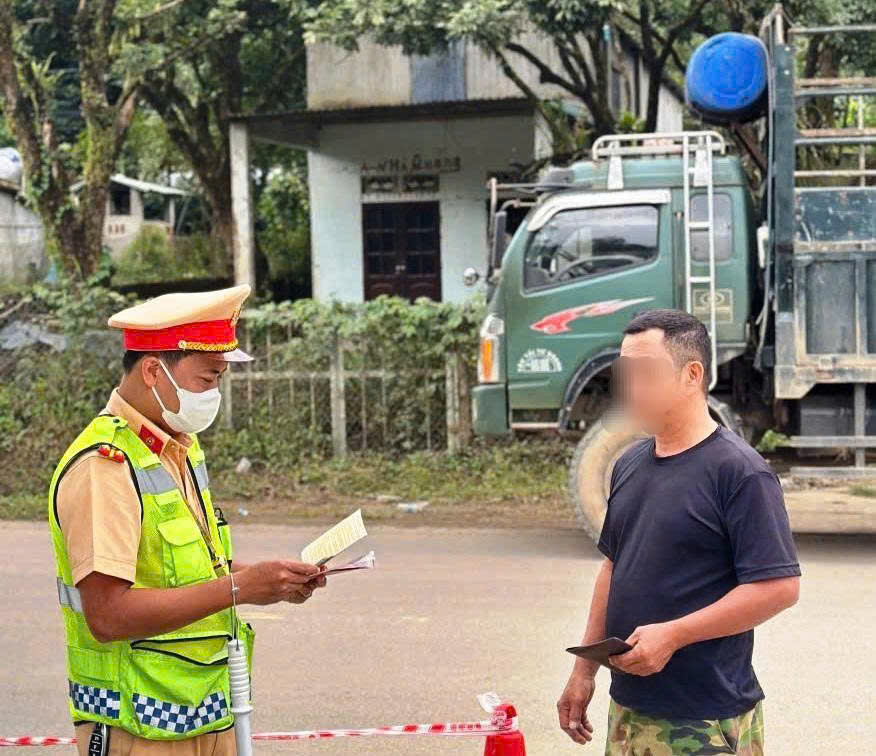 CSGT Đà Nẵng tăng kiểm soát đoàn xe chở đất sau phản ánh của Báo Thanh Niên- Ảnh 2.