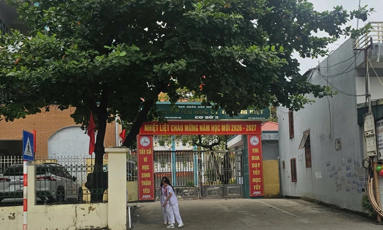 Vụ nữ hiệu phó đỗ ô tô giữa sân trường: Siết việc đưa xe vào giờ cao điểm- Ảnh 1.