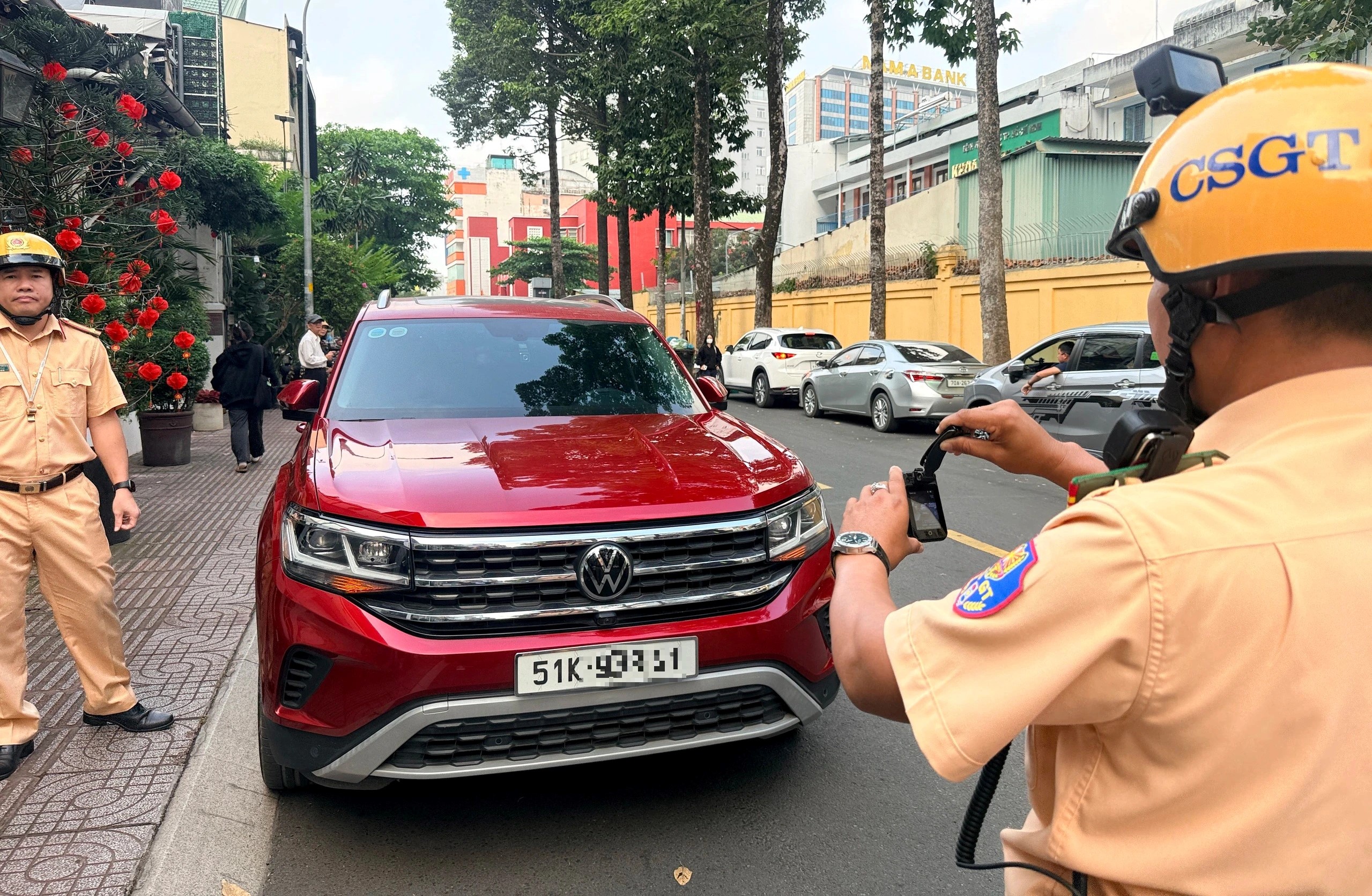 Đỗ ô tô gần ngã tư, cách bao nhiêu mét mới đúng luật? - Ảnh 2.