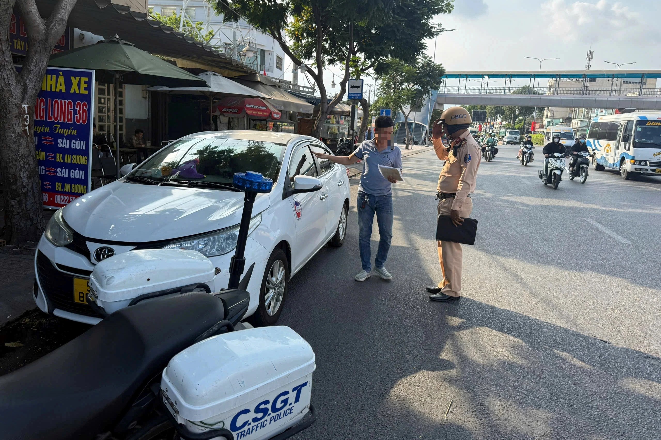 Không có biển cấm, đỗ ô tô gần ngã tư vẫn có thể bị phạt - Ảnh 1.
