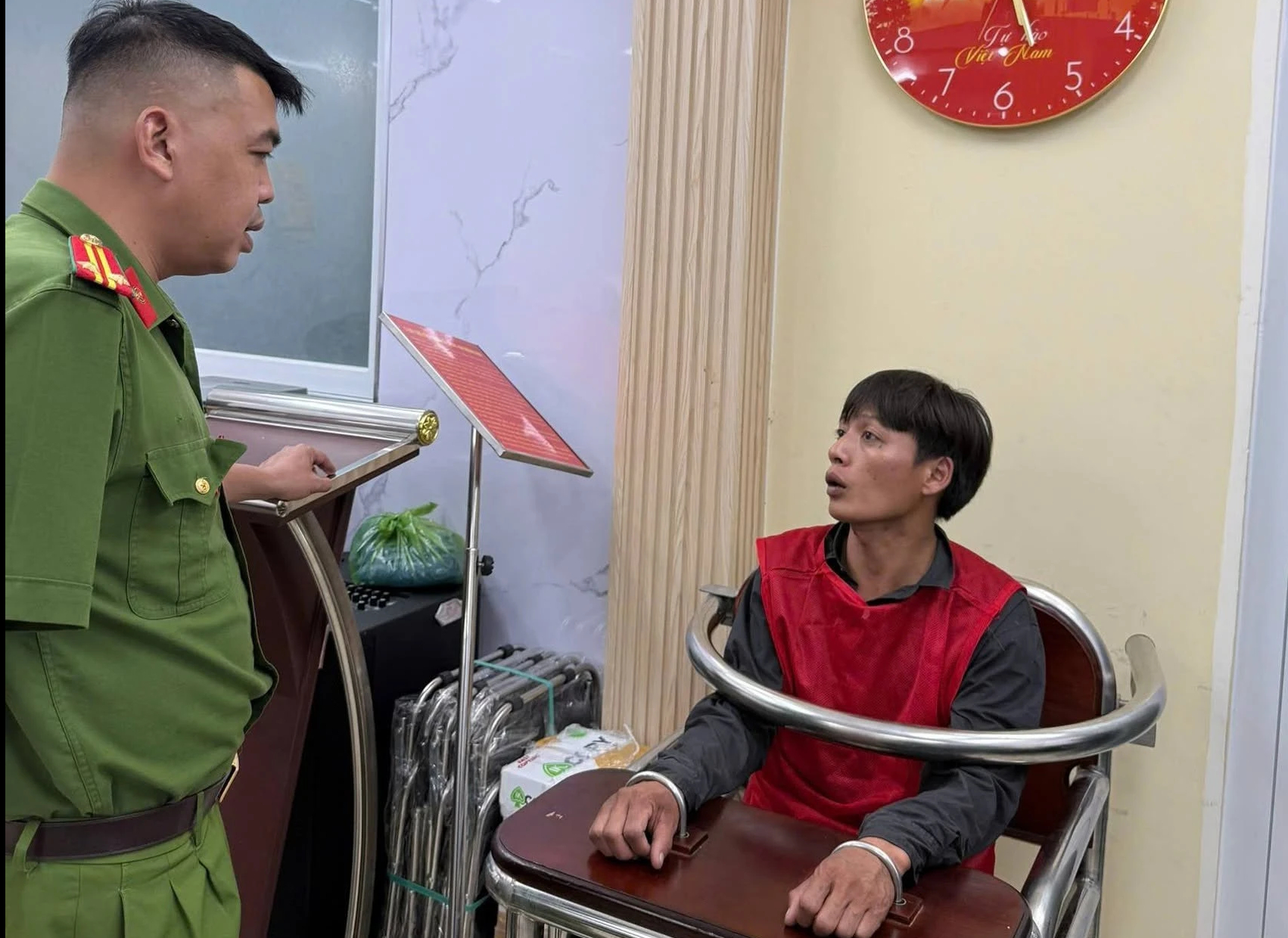 Đánh phụ nữ, cướp túi xách ở công viên 23.9 TP.HCM, nhóm nghi phạm bị bắt sau hơn 1 giờ- Ảnh 1.