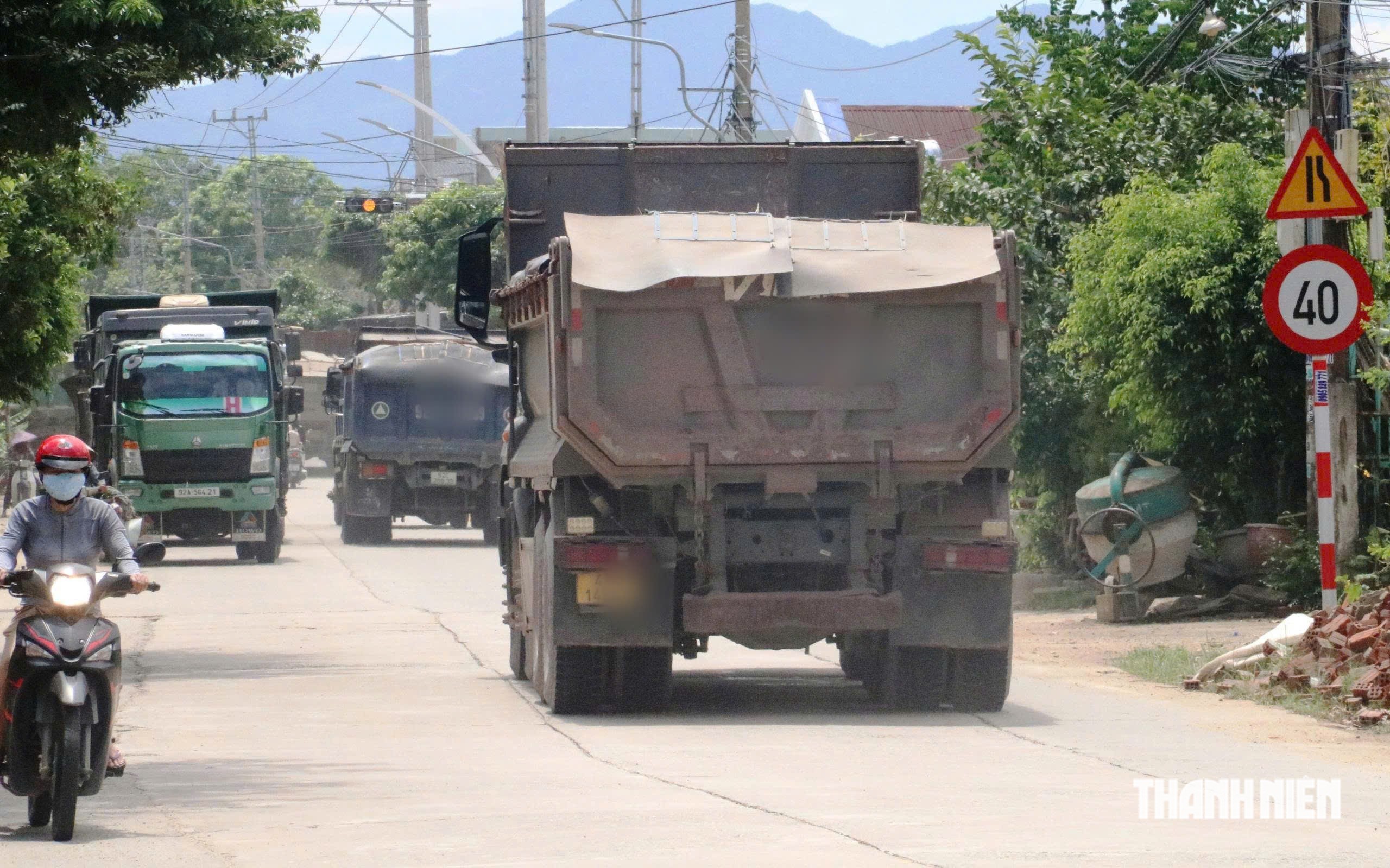 CSGT Đà Nẵng tăng kiểm soát đoàn xe chở đất sau phản ánh của Báo Thanh Niên- Ảnh 1.
