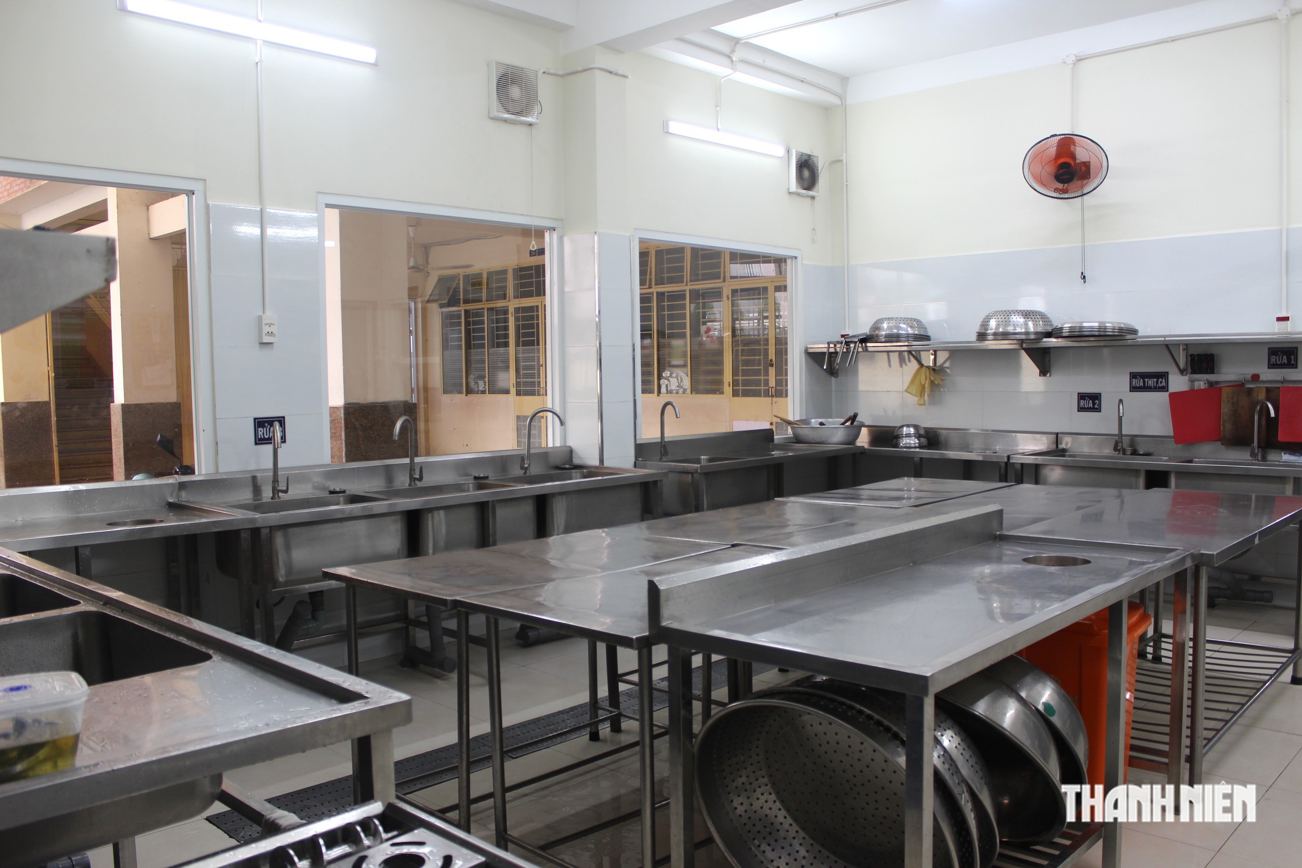 Bữa ăn bán trú TP.HCM: Thăm bếp kiểu mẫu và những suất cơm 40.000 đồng/ngày - Ảnh 7.
