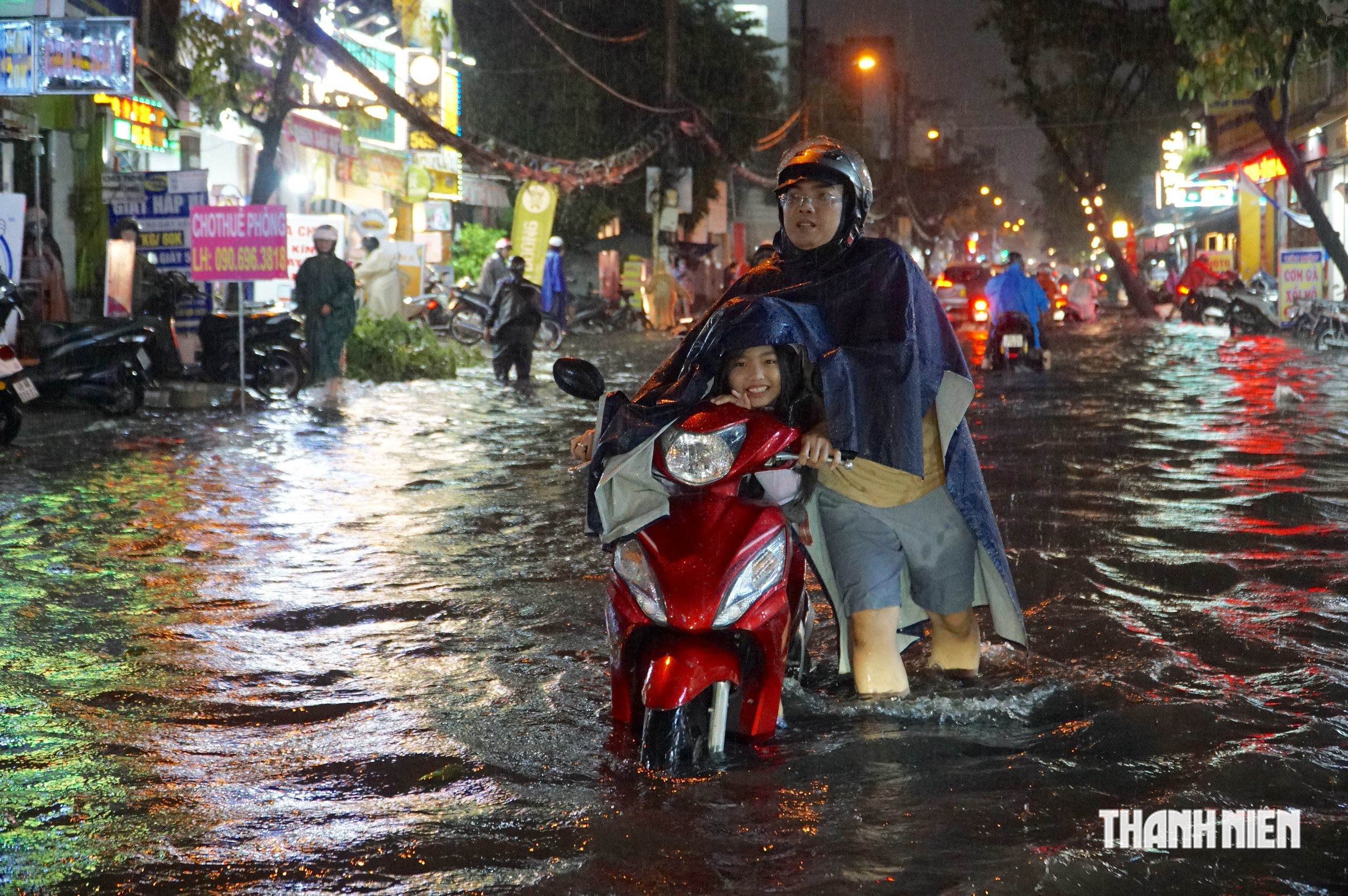 Đường ngập s&acirc;u sau mưa lớn ở TP.HCM, người d&acirc;n chật vật về nh&agrave; - Ảnh 4.