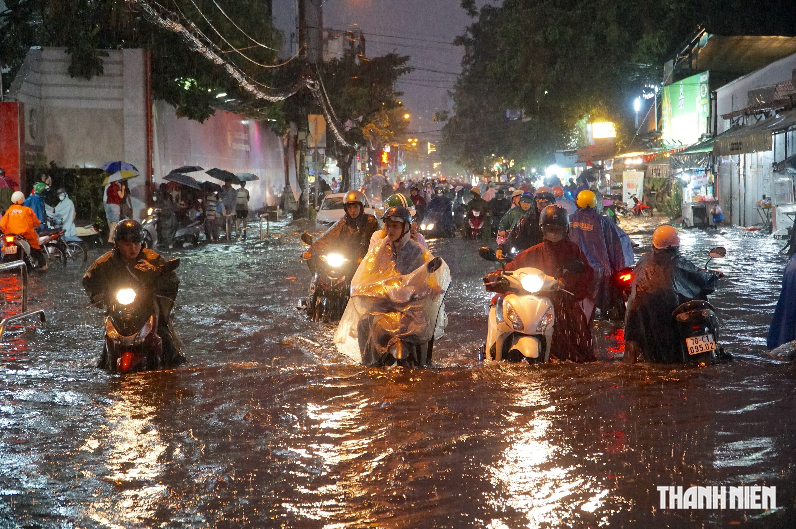 Đường ngập s&acirc;u sau mưa lớn ở TP.HCM, người d&acirc;n chật vật về nh&agrave; - Ảnh 1.