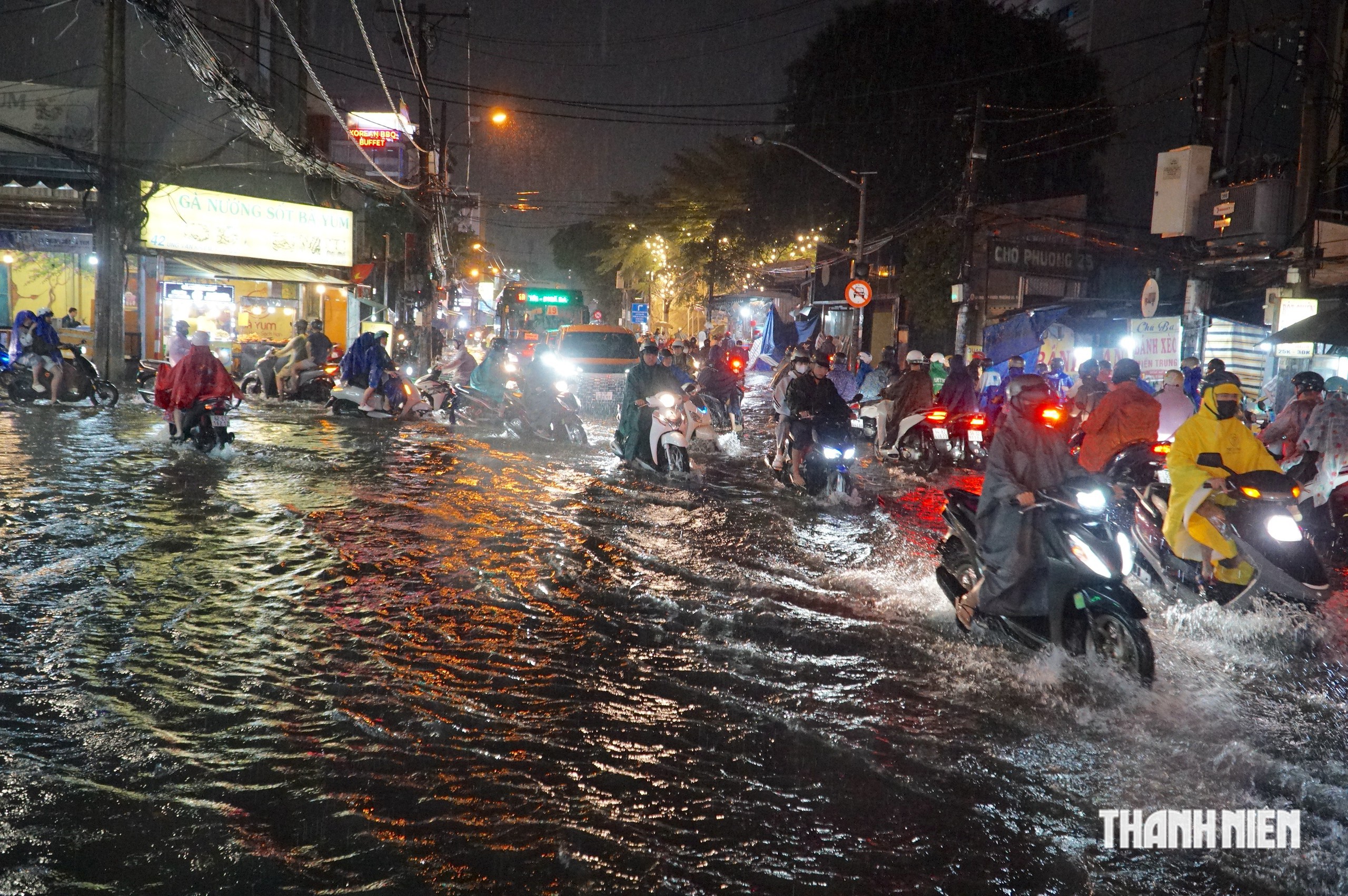 Đường ngập s&acirc;u sau mưa lớn ở TP.HCM, người d&acirc;n chật vật về nh&agrave; - Ảnh 9.