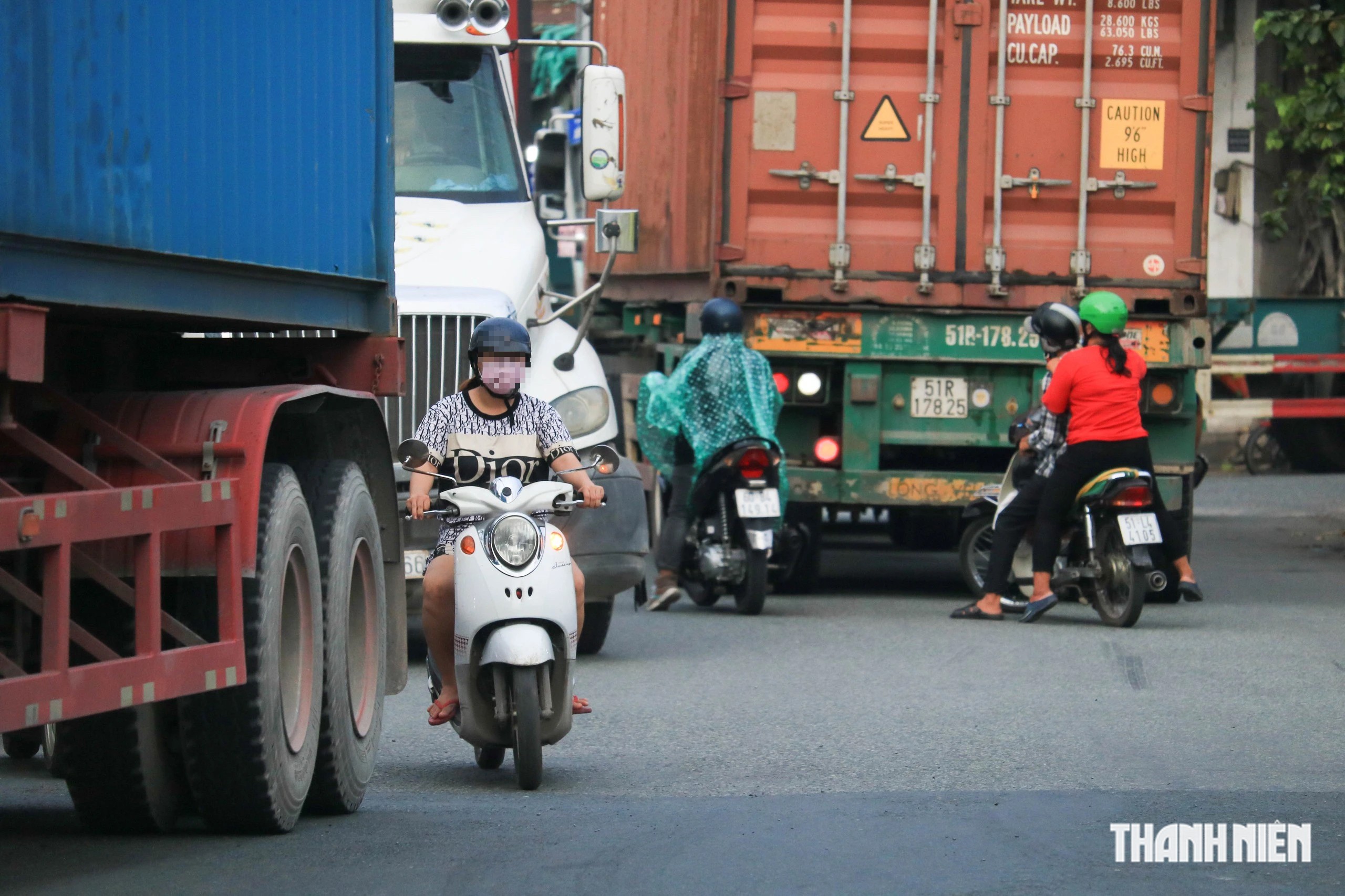 Cục CSGT chỉ 10 nguyên tắc tránh 'điểm mù' xe container, xe tải- Ảnh 1.
