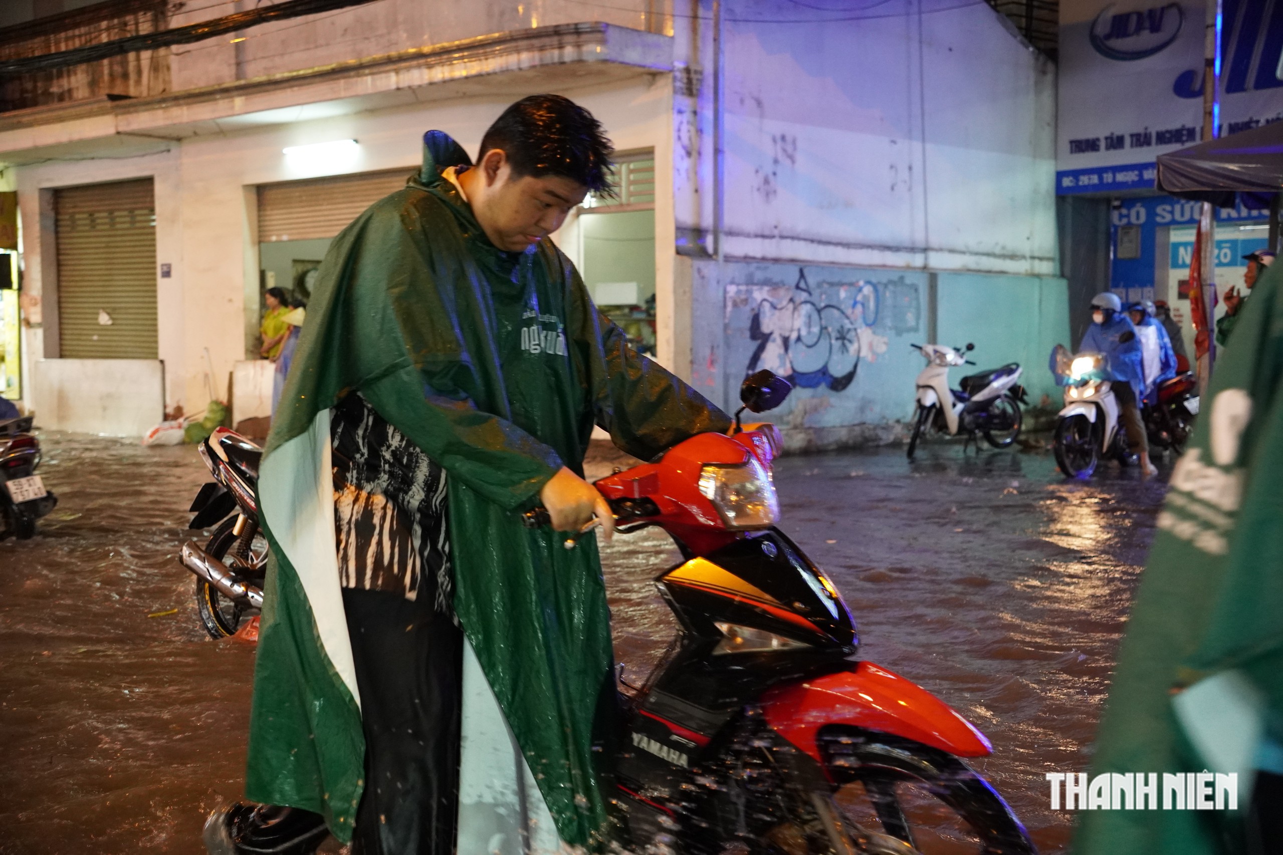 Mưa lớn, h&agrave;ng d&agrave;i người d&acirc;n b&igrave; b&otilde;m dắt xe qua đoạn ngập tại TP.HCM  - Ảnh 5.