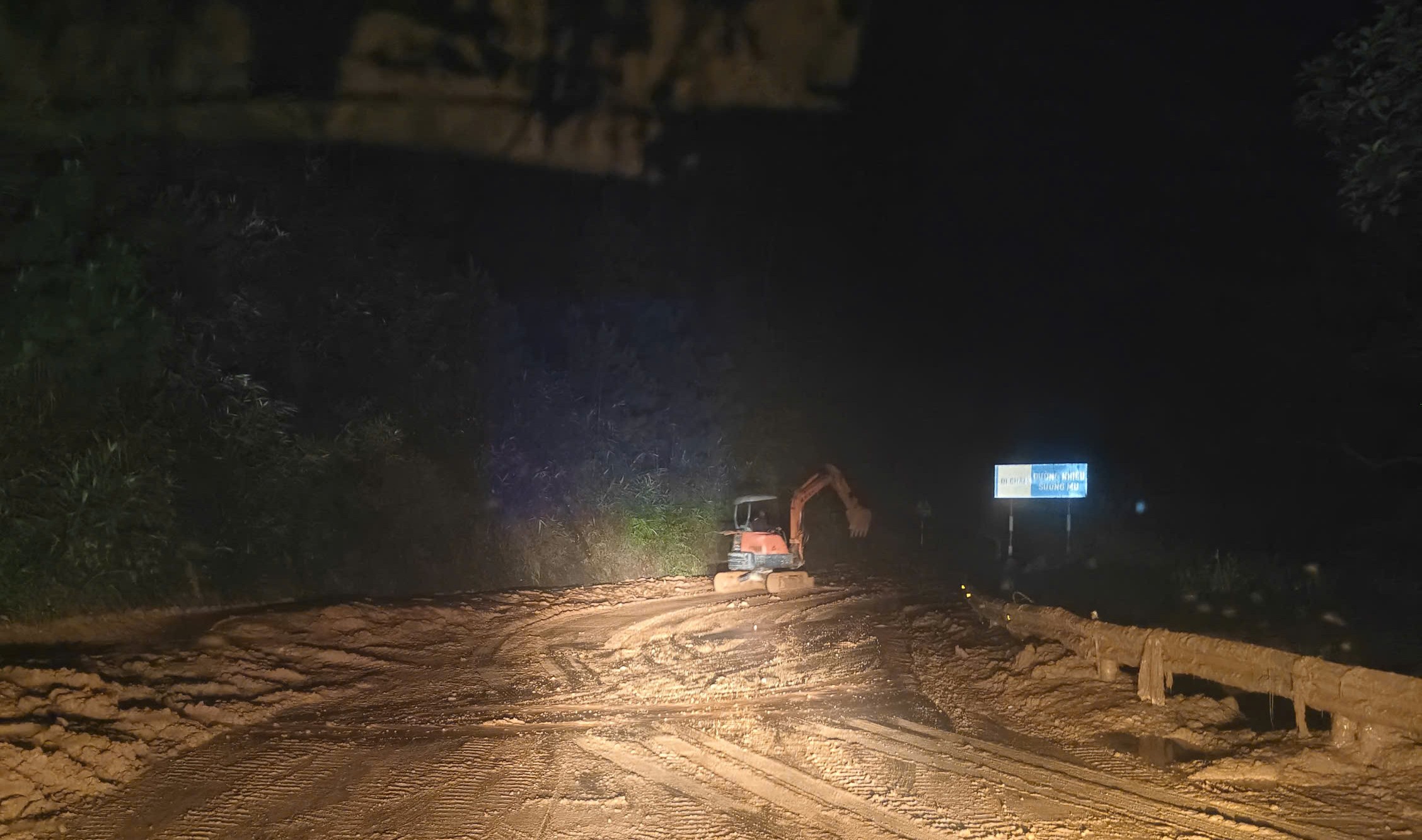 Xuyên đêm khắc phục sạt lở đèo D’Ran nối Đà Lạt - Phan Rang - Ảnh 5.