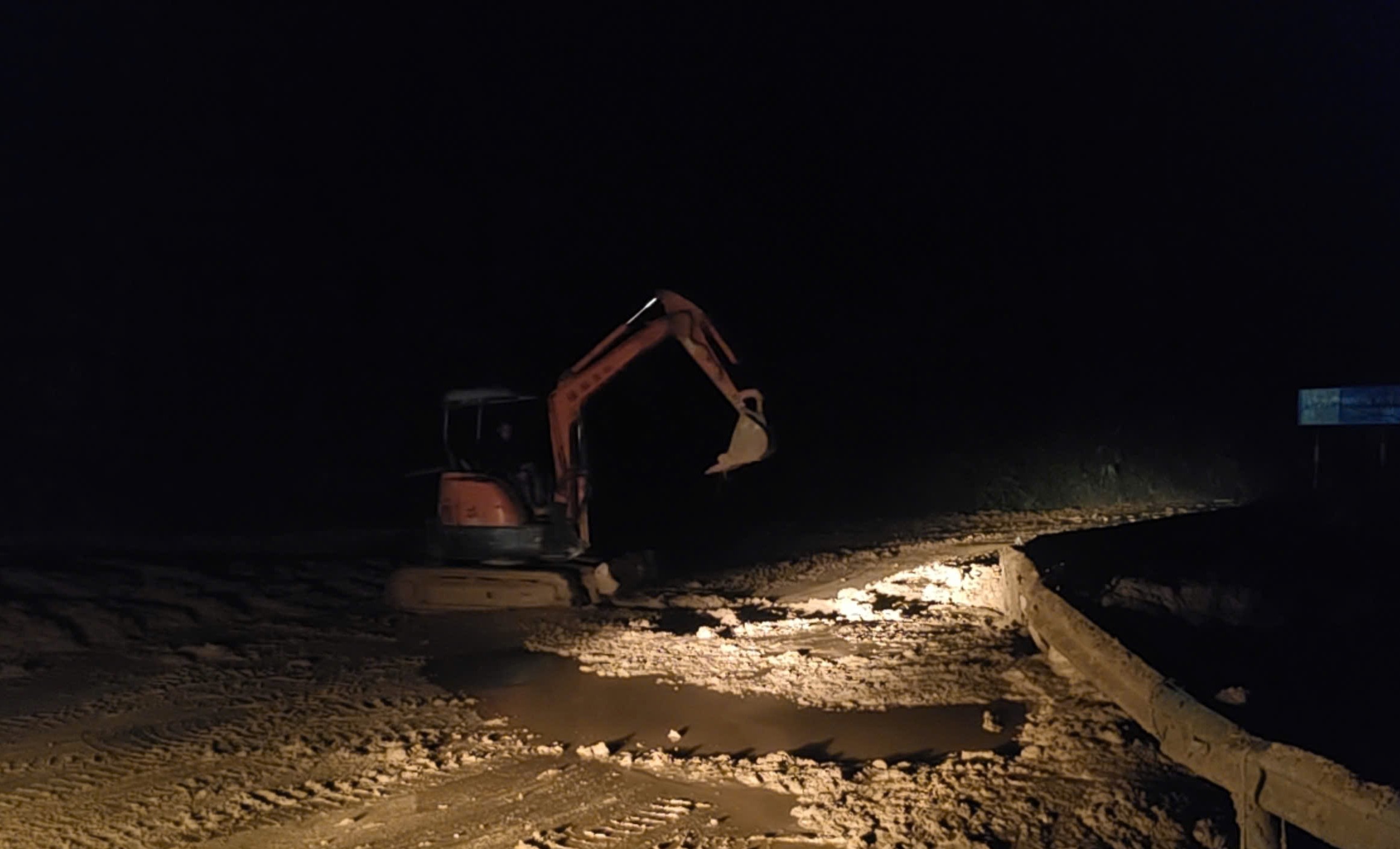 Xuyên đêm khắc phục sạt lở đèo D’Ran nối Đà Lạt - Phan Rang - Ảnh 2.