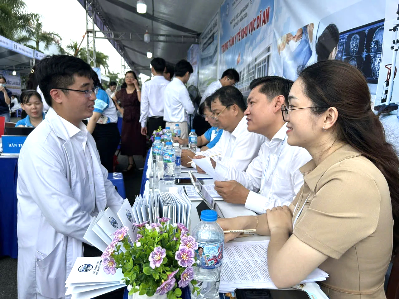 TP.HCM sẽ luân phiên 1.000 bác sĩ về trạm y tế - Ảnh 2.