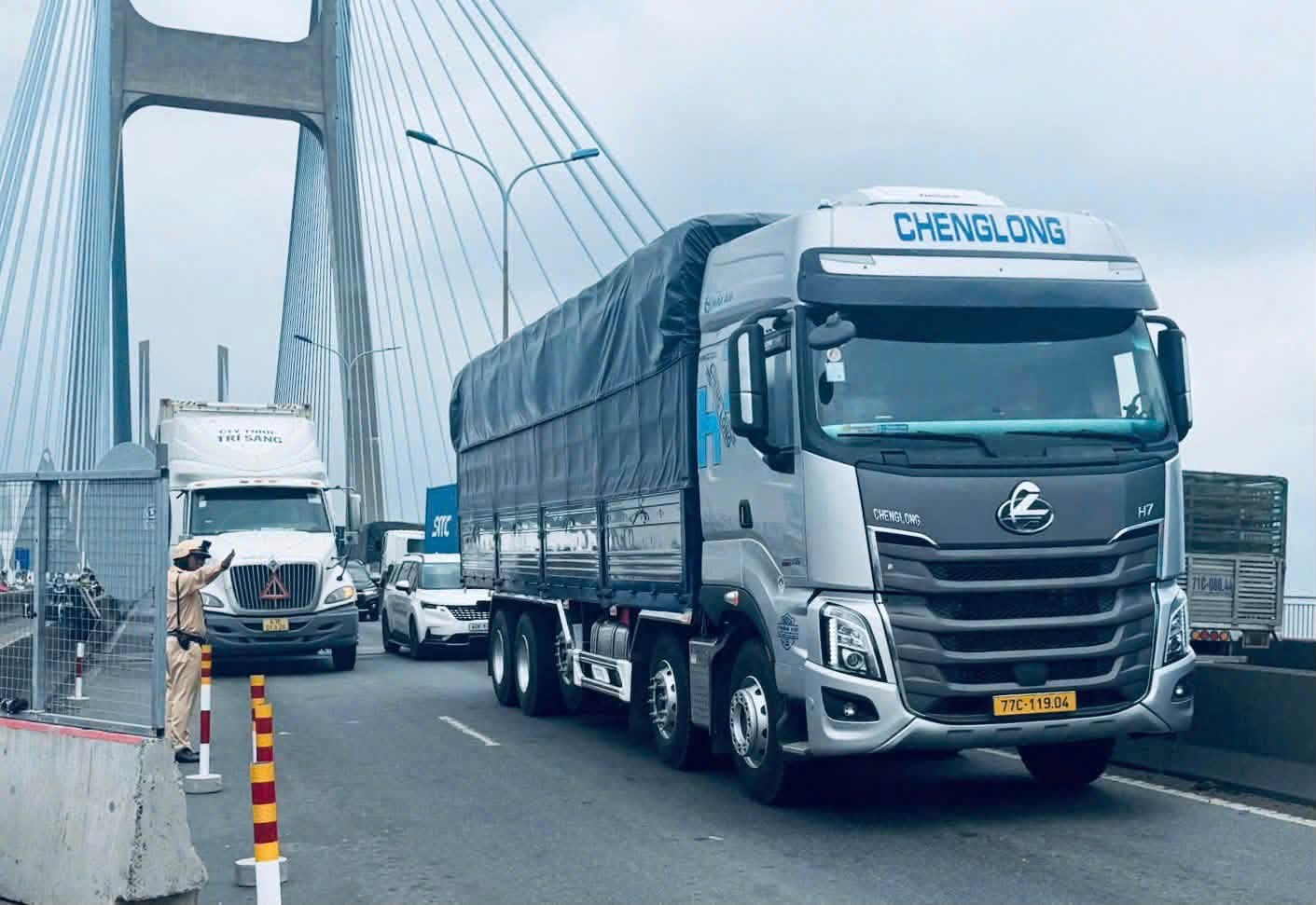 Cầu Phú Mỹ đông xe, CSGT TP.HCM chỉ tài xế cách chọn đường tránh ùn ứ - Ảnh 2.