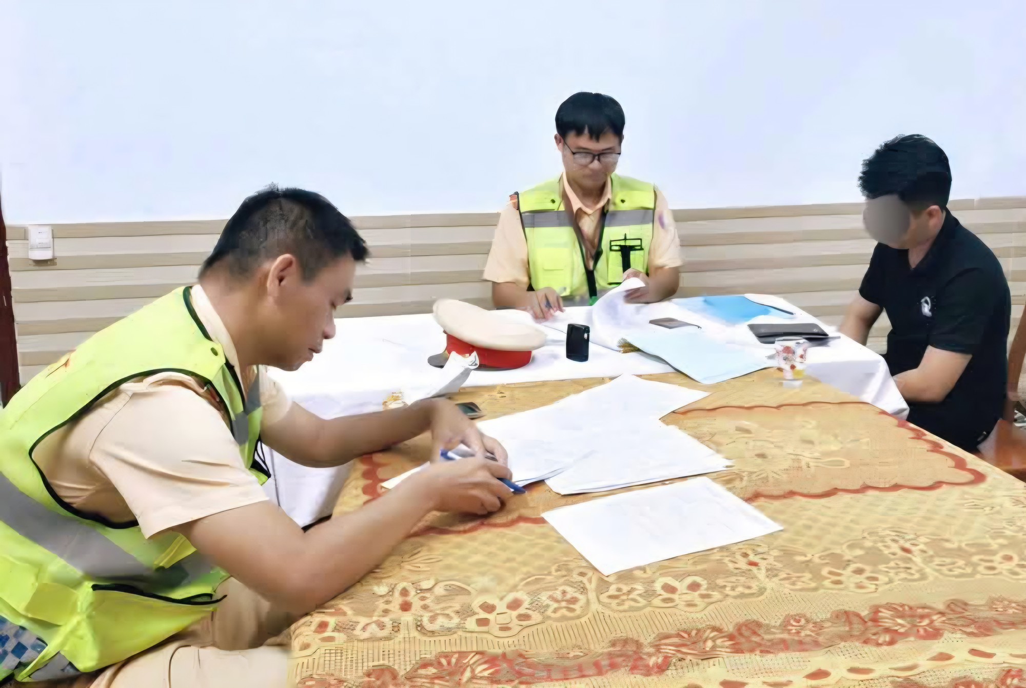 CSGT Đà Nẵng phạt ô tô biển trắng lập nhóm trên mạng xã hội chở khách 'lụi'- Ảnh 2.