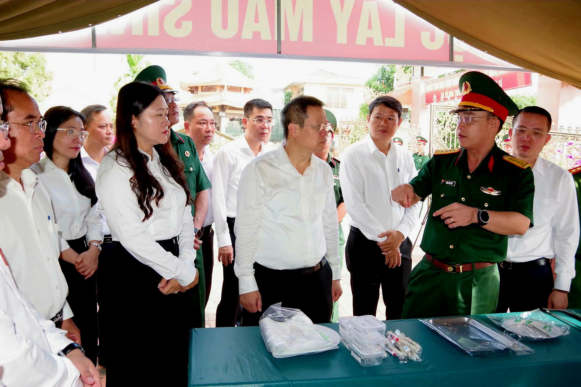 'Chạy đua' với thời gian, một xã ở Đà Nẵng đã hoàn thành lấy mẫu mộ liệt sĩ- Ảnh 7.