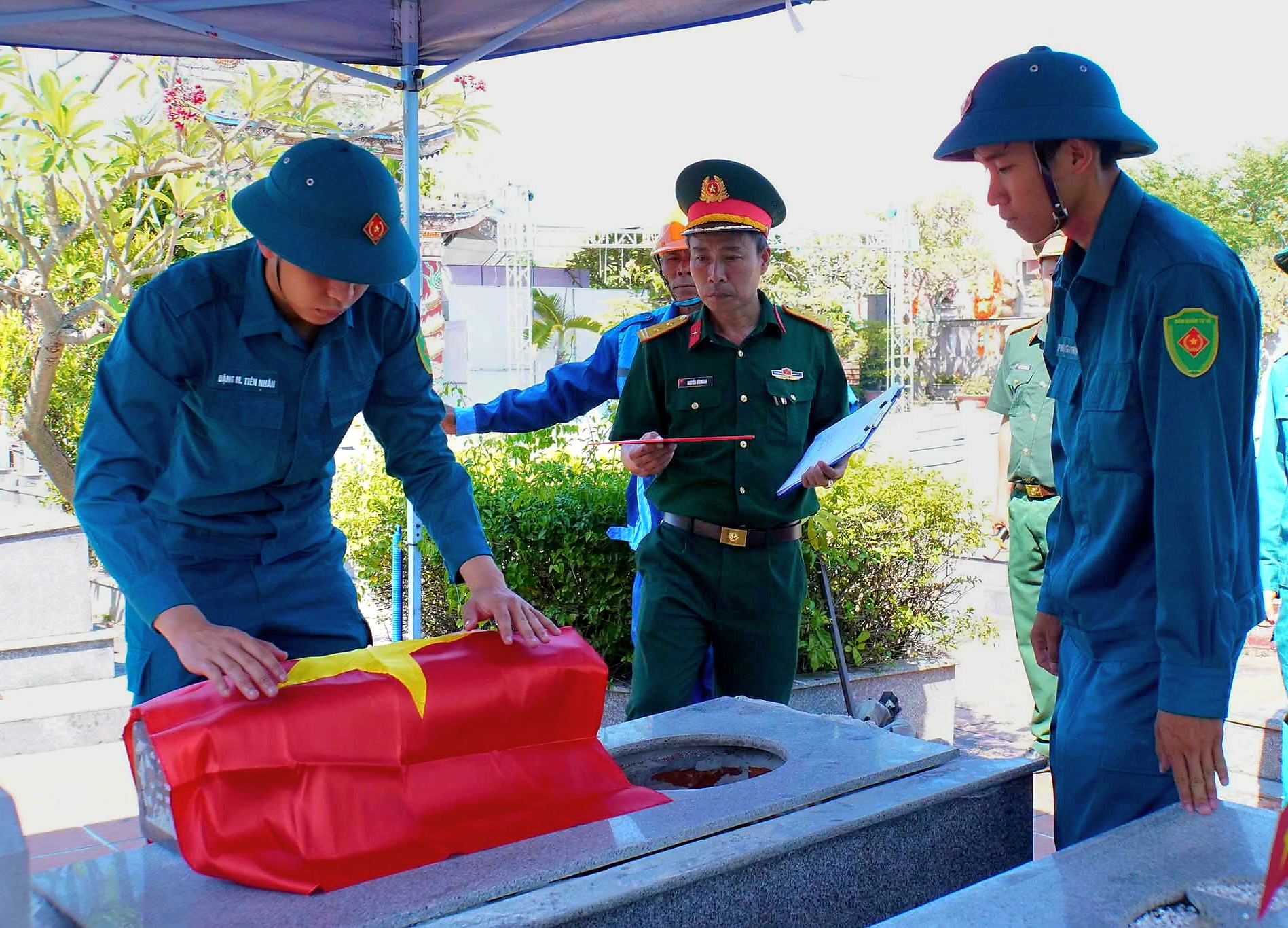 'Chạy đua' với thời gian, một xã ở Đà Nẵng đã hoàn thành lấy mẫu mộ liệt sĩ- Ảnh 8.