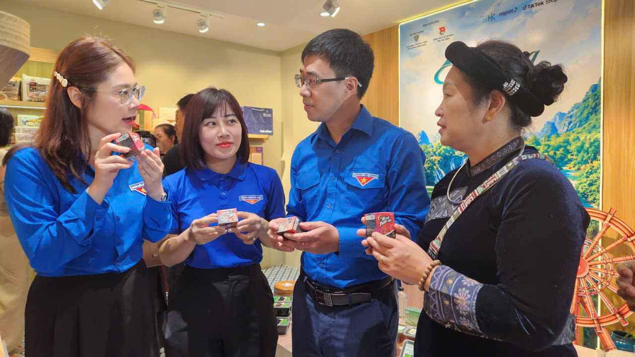 Đặc sản Cao Băng đổ bộ phố trung tâm Hà Nội, chinh phục thực khách thủ đô - Ảnh 1.