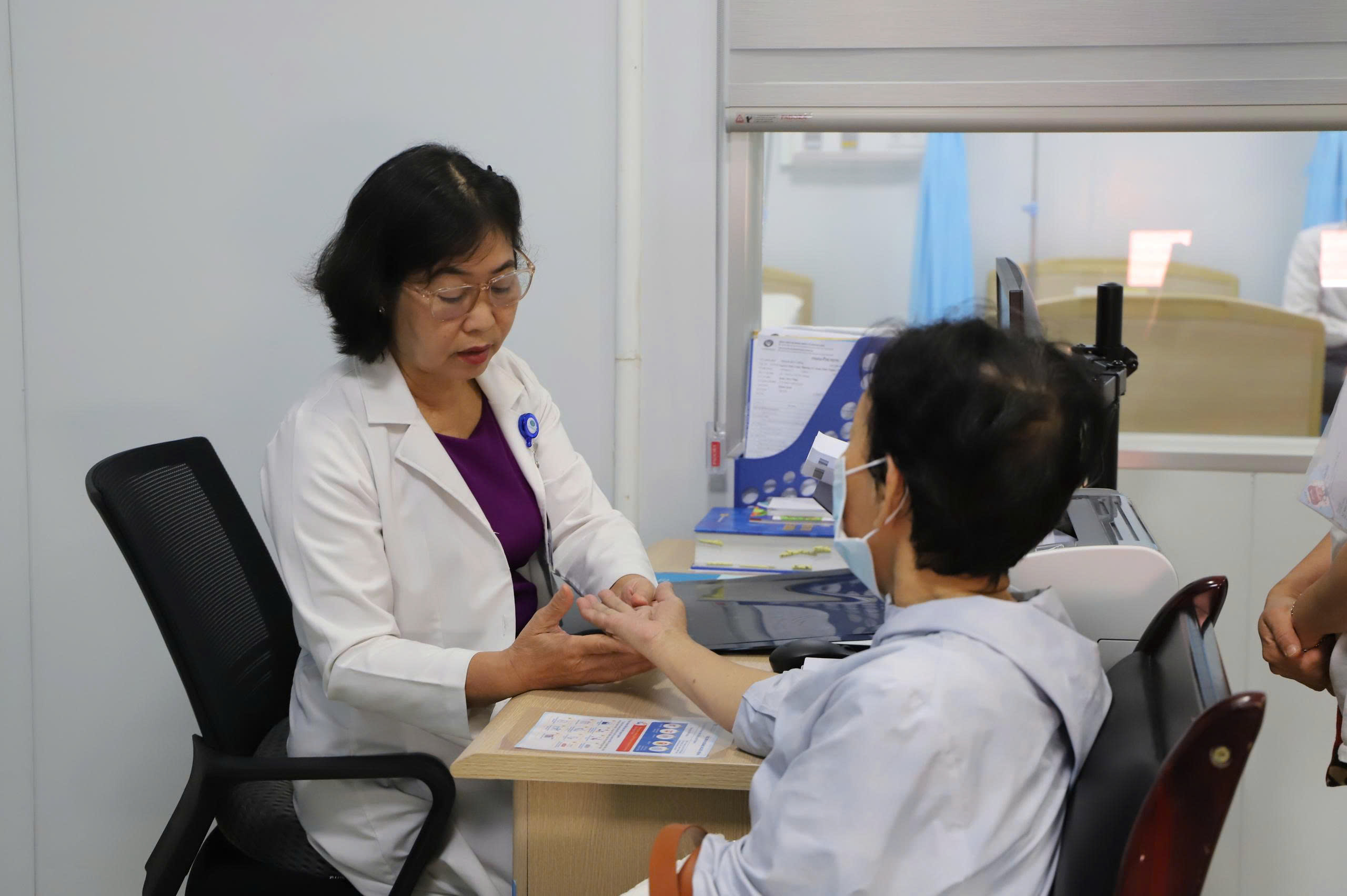 64 tuổi vẫn ra huyết, phát hiện 2 khối u lớn - Ảnh 1.