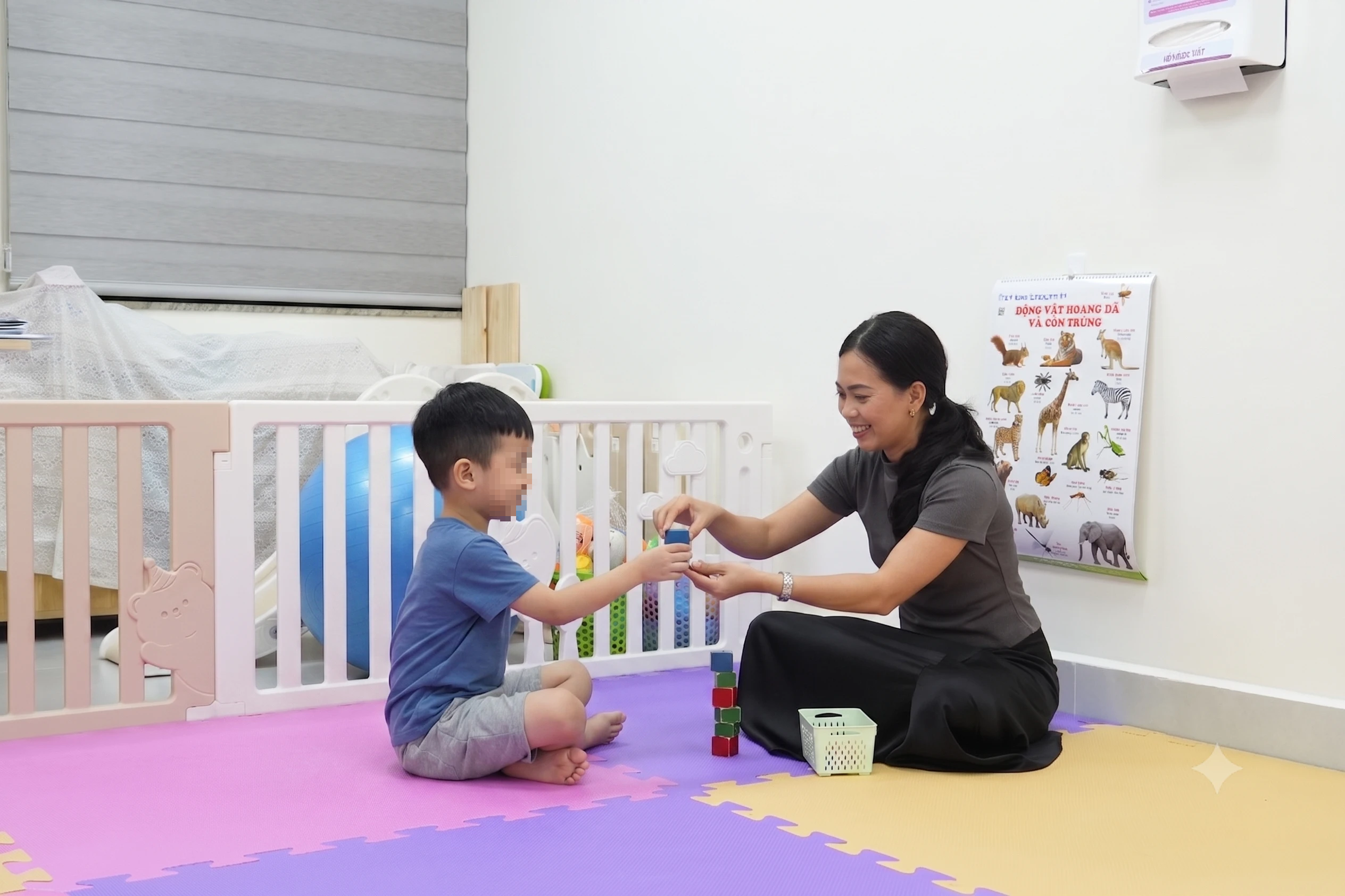 Trẻ chậm nói, gần 3 tháng can thiệp vẫn né tránh giao tiếp mắt: Nên làm gì? - Ảnh 2.