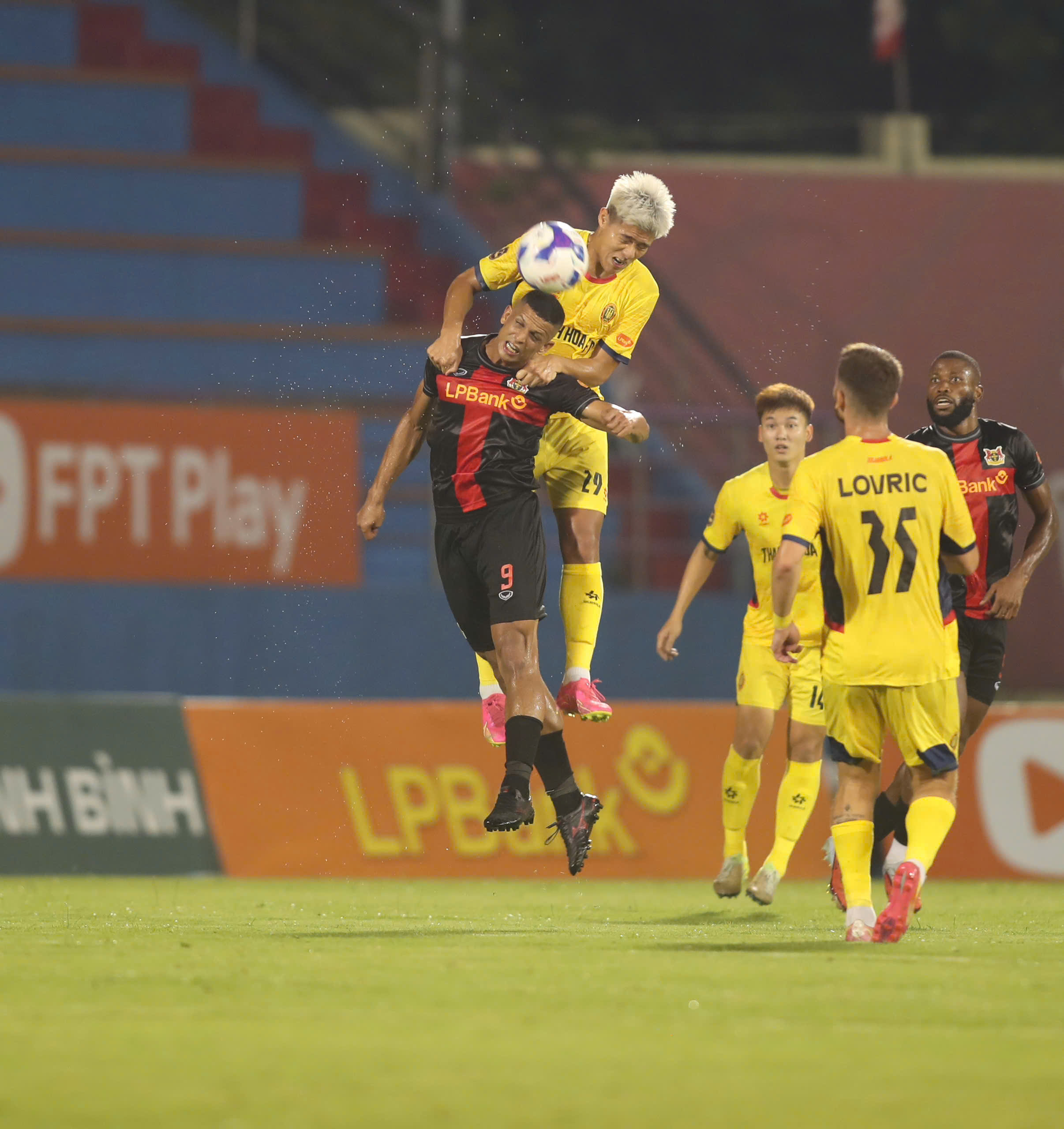 CLB Ninh Bình (áo sậm) bay cao ở ngôi đầu V-League mùa 2026 - 2027 sau 2 trận toàn thắng