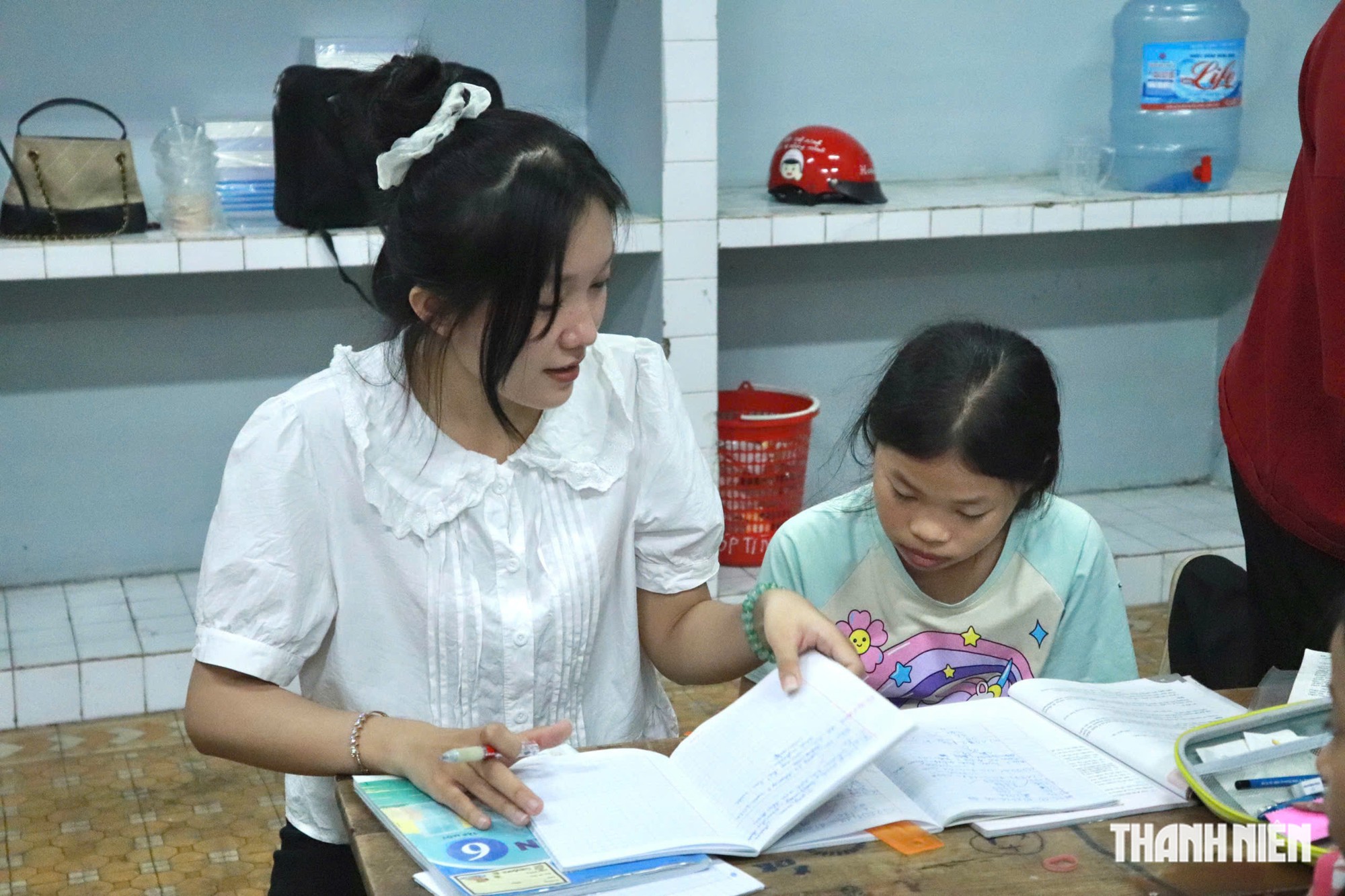 Cô gái mở lớp học miễn phí cho trẻ em khó khăn - Ảnh 1.
