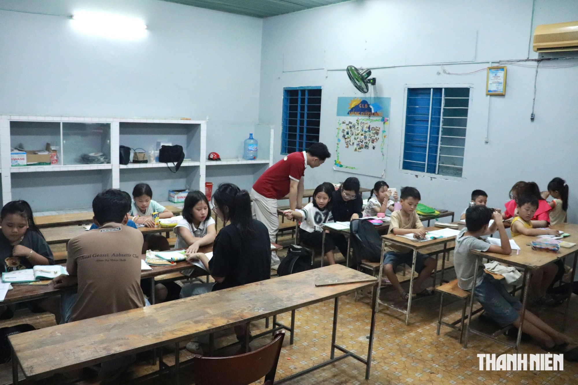 Cô gái mở lớp học miễn phí cho trẻ em khó khăn - Ảnh 2.