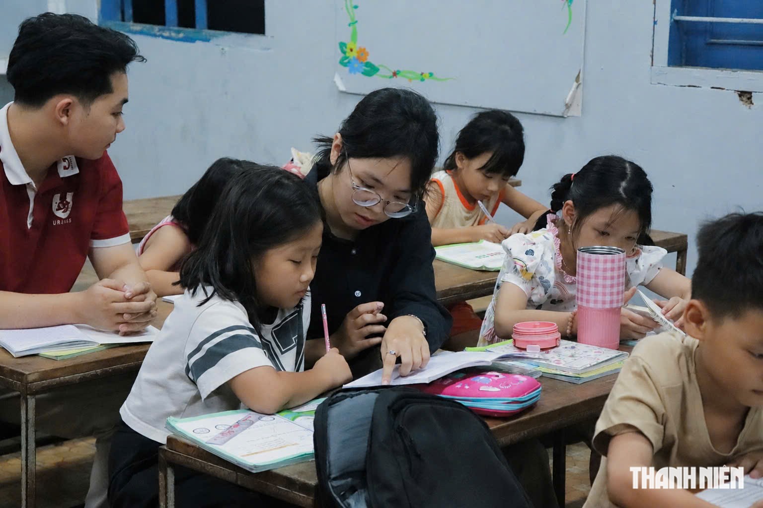 Cô gái mở lớp học miễn phí cho trẻ em khó khăn - Ảnh 3.