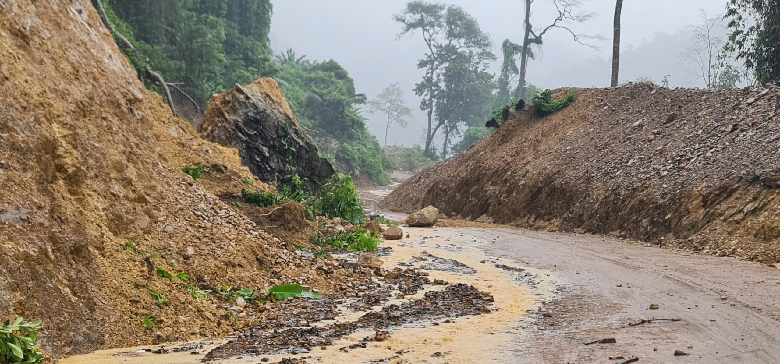 Mưa lớn gây sạt lở ở xã vùng núi Quảng Trị, nhiều nơi bị ngập cục bộ - Ảnh 1.