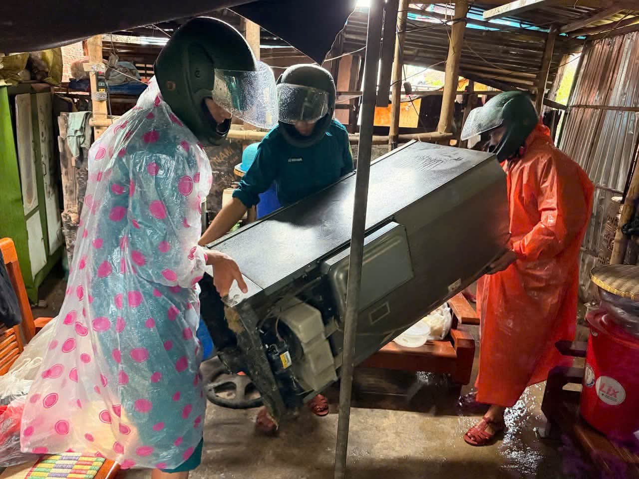 Nguy cơ sạt lở sát quốc lộ 14B do mưa lớn, tất tả giúp dân di dời- Ảnh 1.