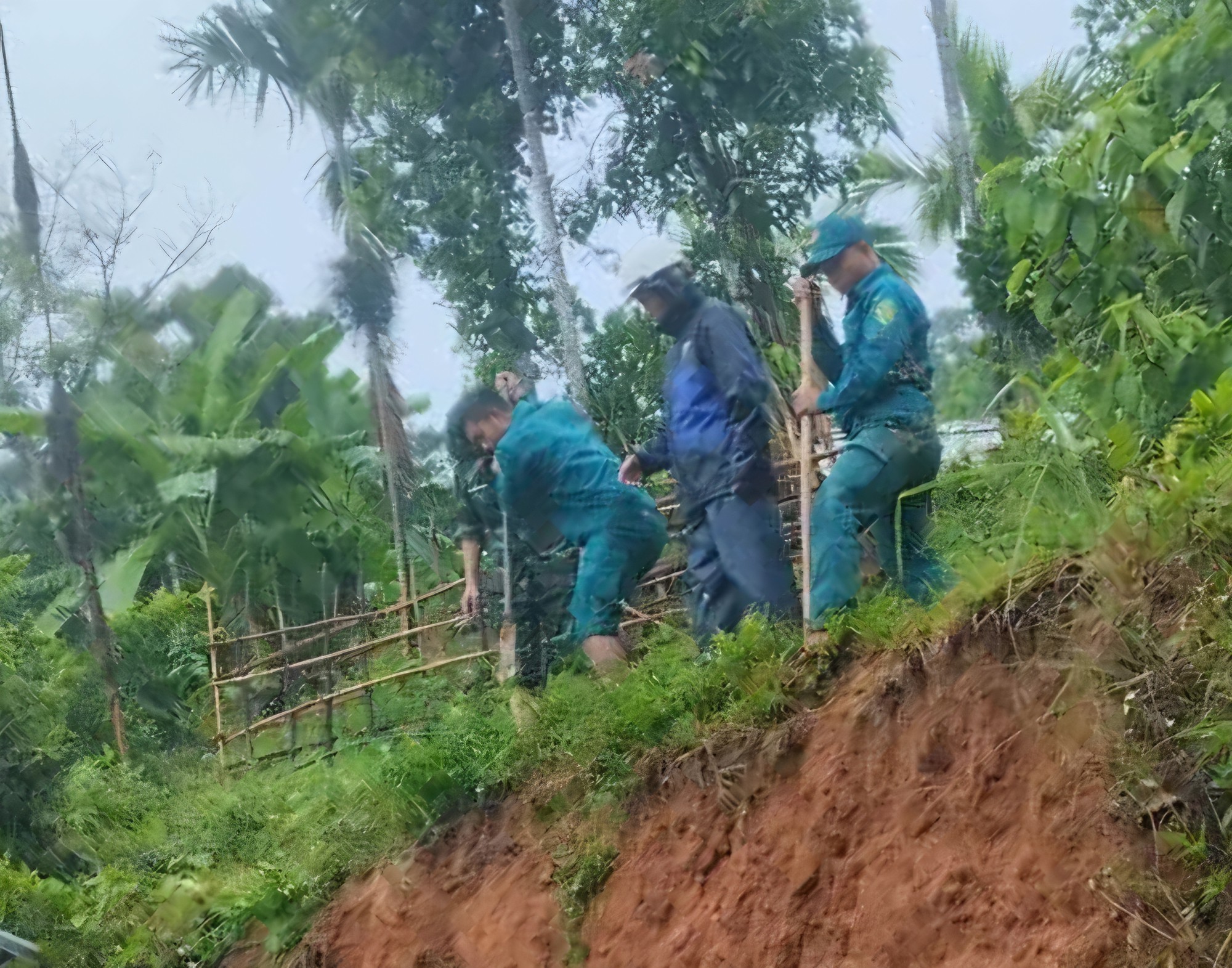 Đất sạt lở xuống bếp nhà dân, dân quân cấp tập ứng cứu khi mưa lớn- Ảnh 2.