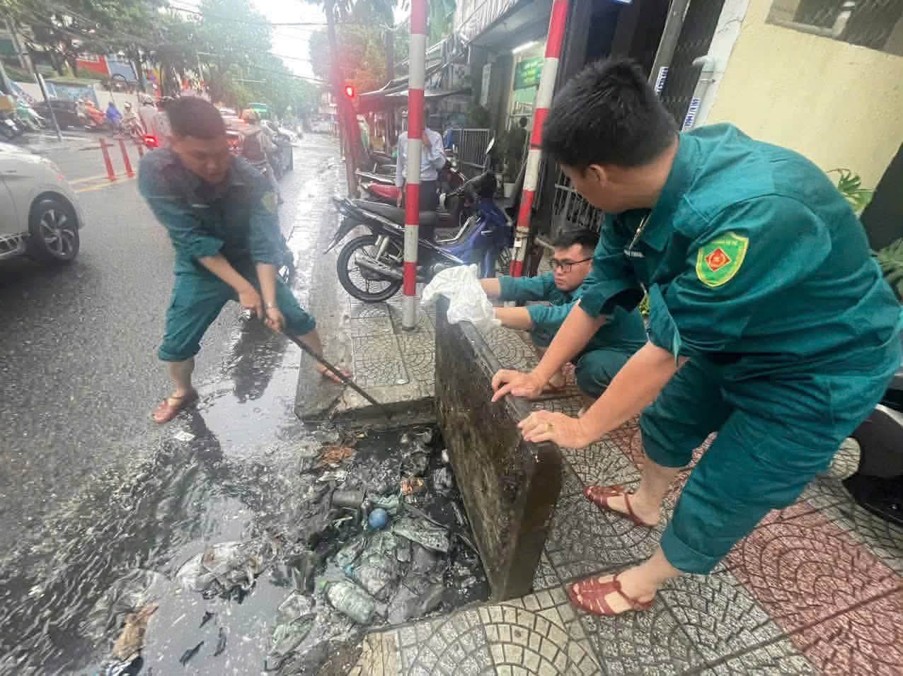 Đất sạt lở xuống bếp nhà dân, dân quân cấp tập ứng cứu khi mưa lớn- Ảnh 3.