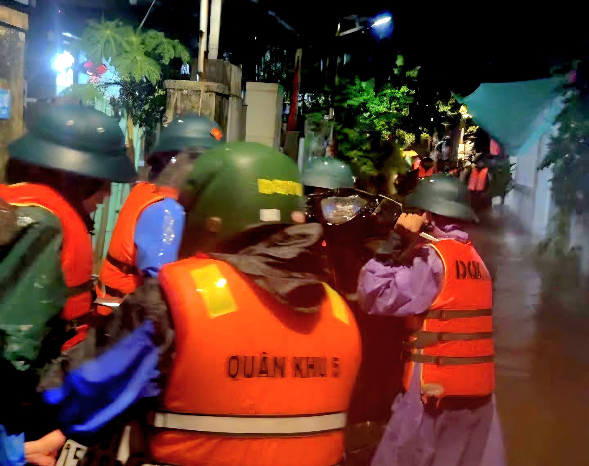 Mưa lớn ở Đà Nẵng, người dân ở 'rốn lũ' Mẹ Suốt lại tất tả chạy lụt - Ảnh 2.