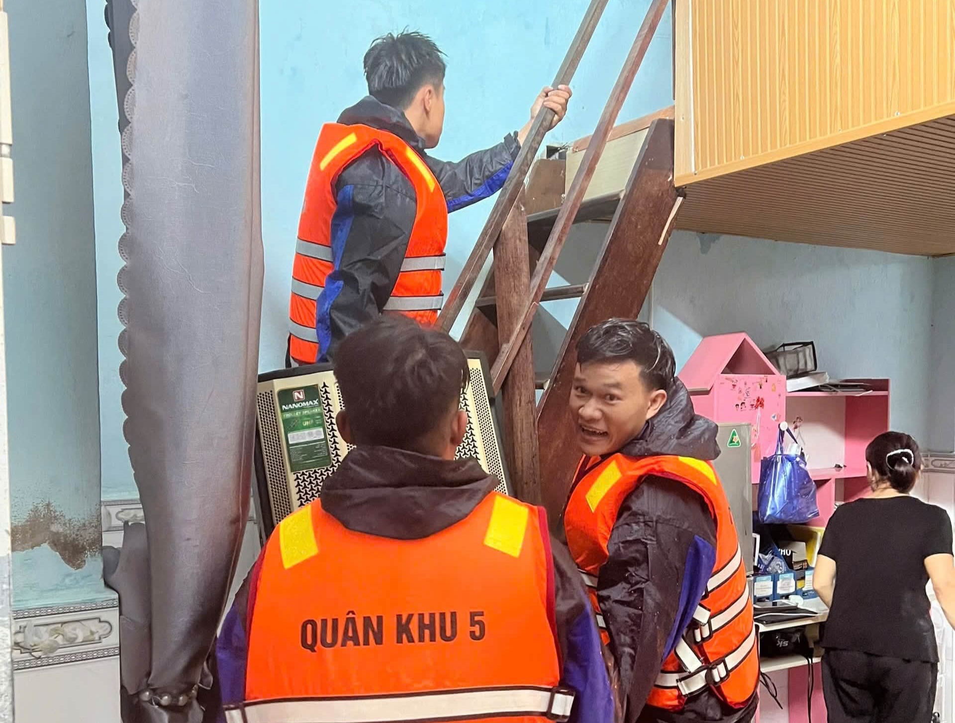 Mưa lớn ở Đà Nẵng, người dân ở 'rốn lũ' Mẹ Suốt lại tất tả chạy lụt - Ảnh 1.