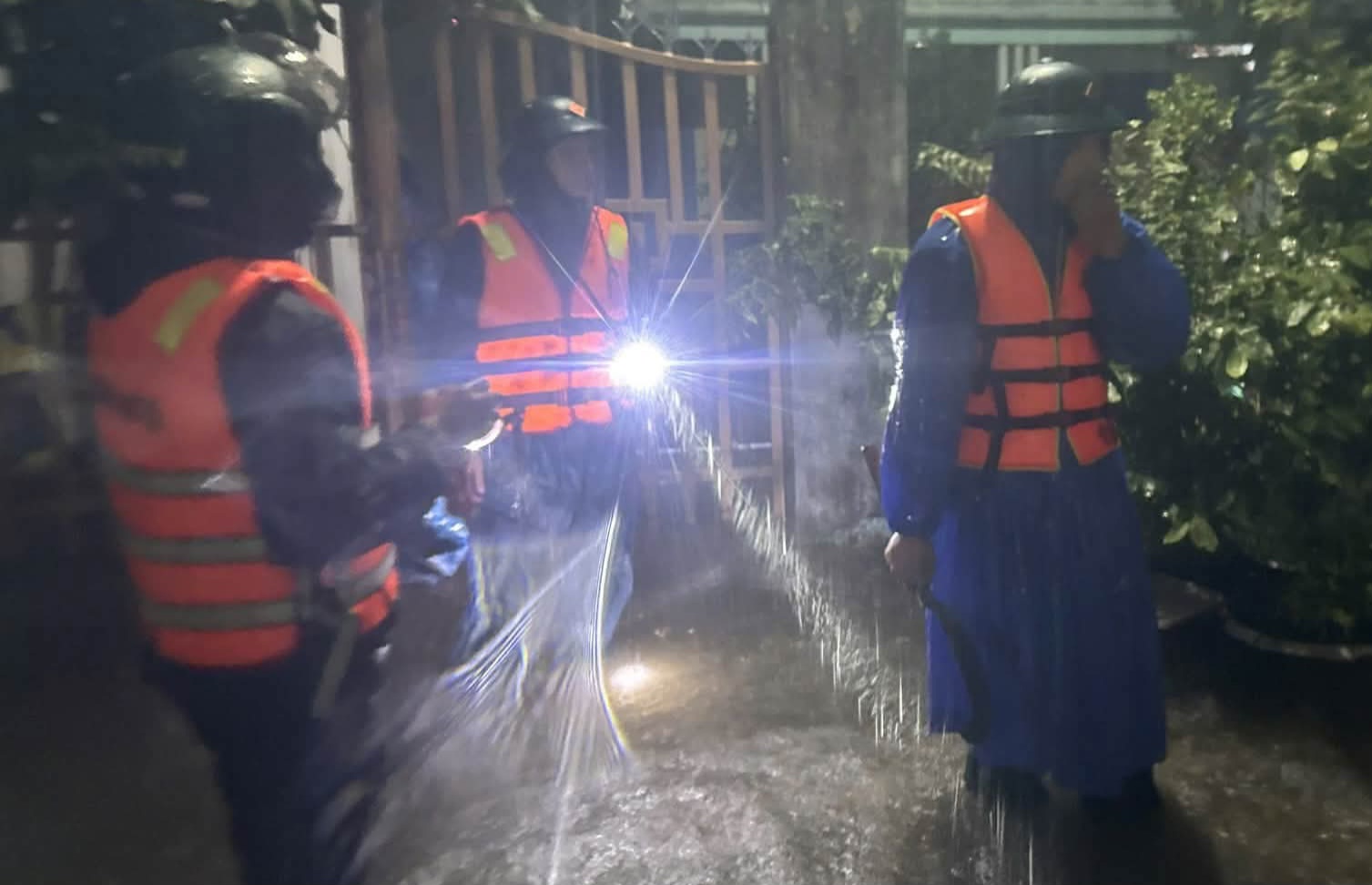 Nước chảy xiết trong đ&ecirc;m, người d&acirc;n H&ograve;a Kh&aacute;nh thấp thỏm 'chạy lũ' giữa mưa lớn- Ảnh 5.