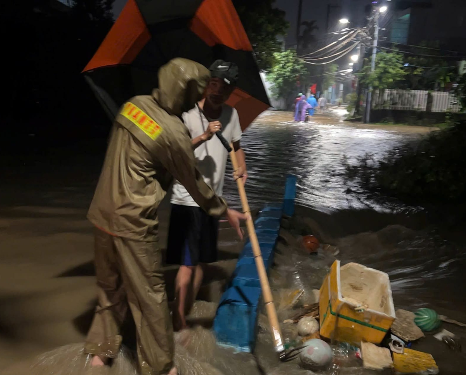 Nước chảy xiết trong đ&ecirc;m, người d&acirc;n H&ograve;a Kh&aacute;nh thấp thỏm 'chạy lũ' giữa mưa lớn- Ảnh 3.
