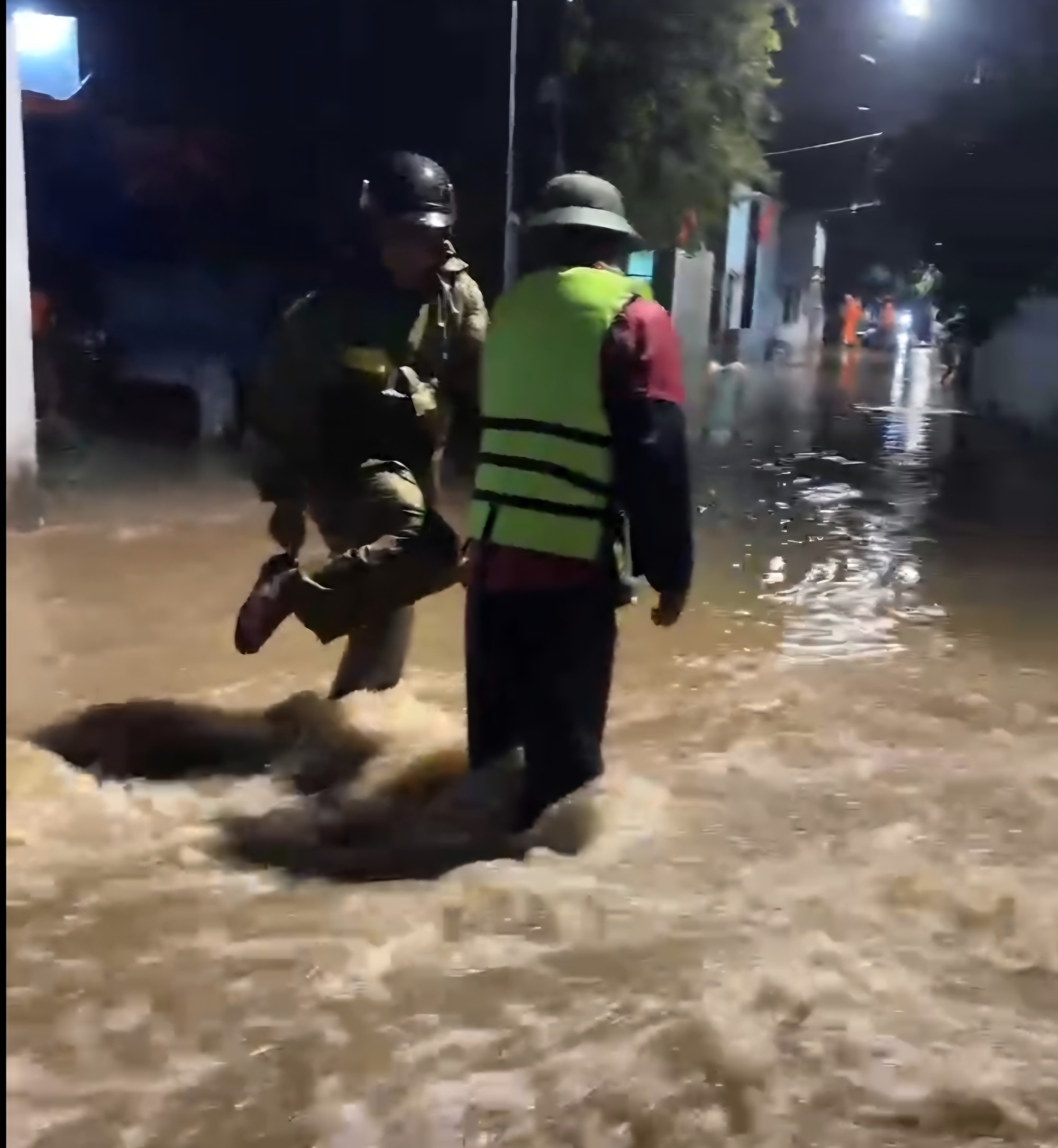 Nước chảy xiết trong đ&ecirc;m, người d&acirc;n H&ograve;a Kh&aacute;nh thấp thỏm 'chạy lũ' giữa mưa lớn- Ảnh 4.