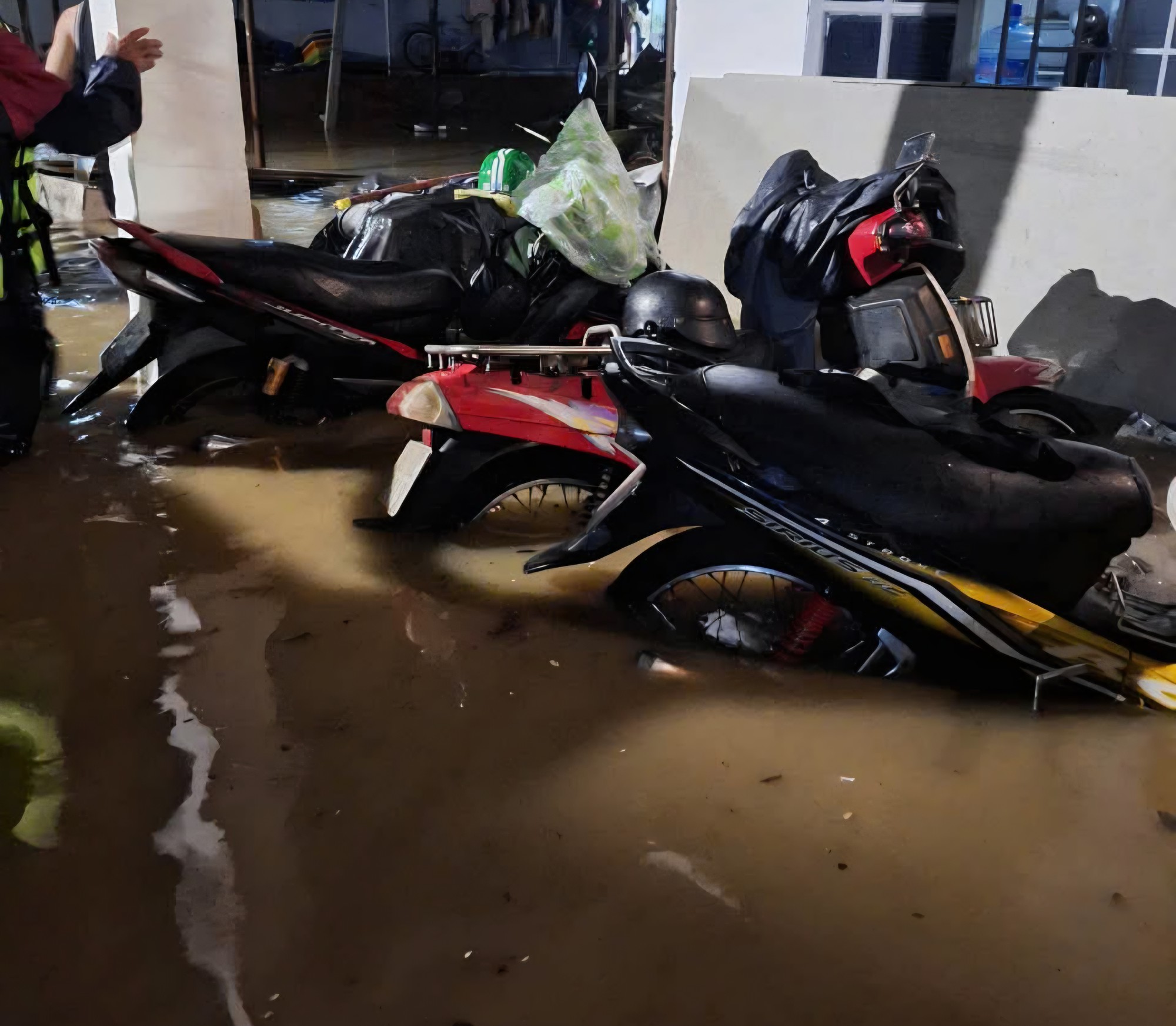 Nước chảy xiết trong đ&ecirc;m, người d&acirc;n H&ograve;a Kh&aacute;nh thấp thỏm 'chạy lũ' giữa mưa lớn- Ảnh 6.