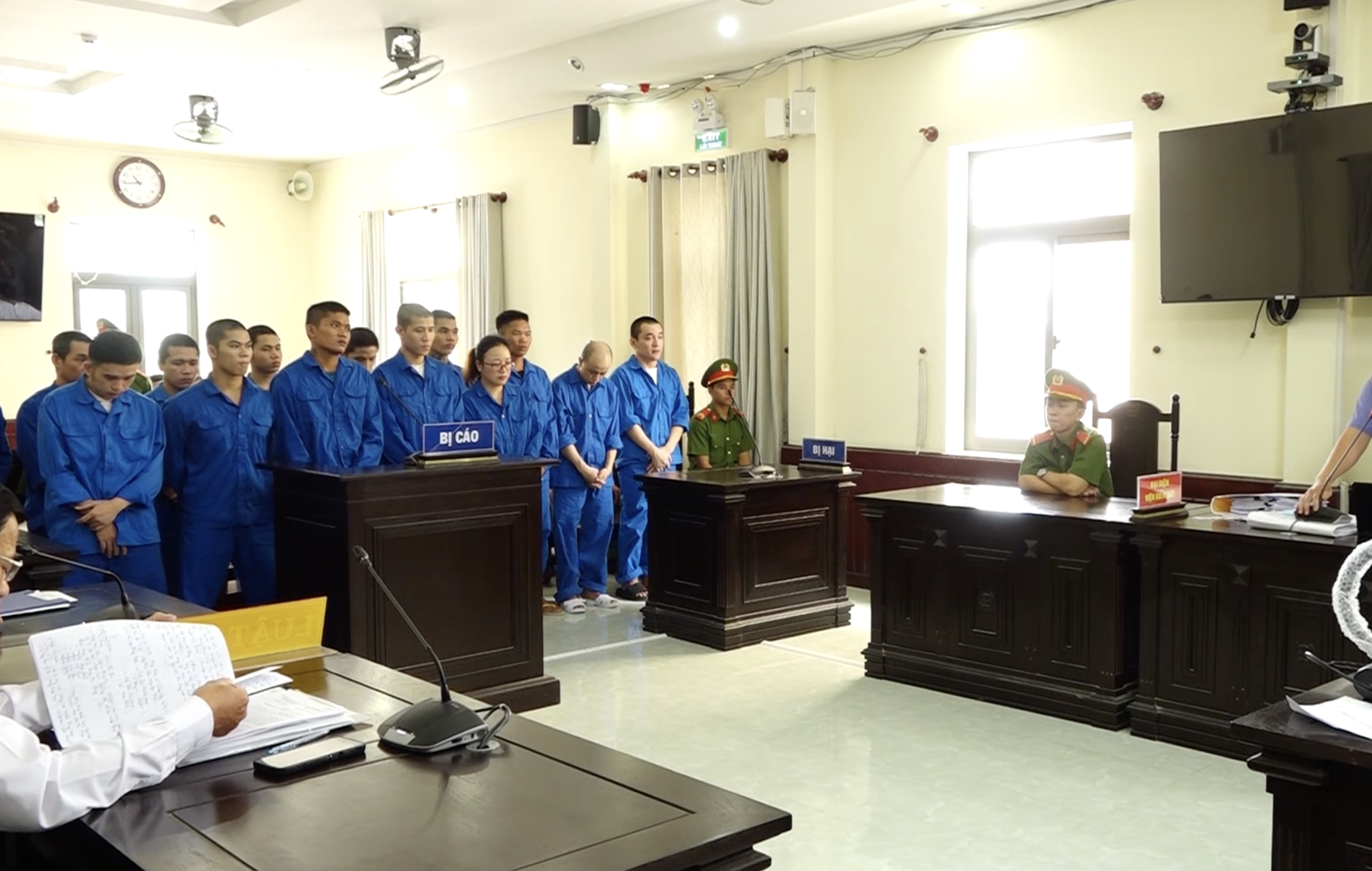 Xét xử 14 bị cáo trong đường dây buôn bán người sang Campuchia - Ảnh 2.