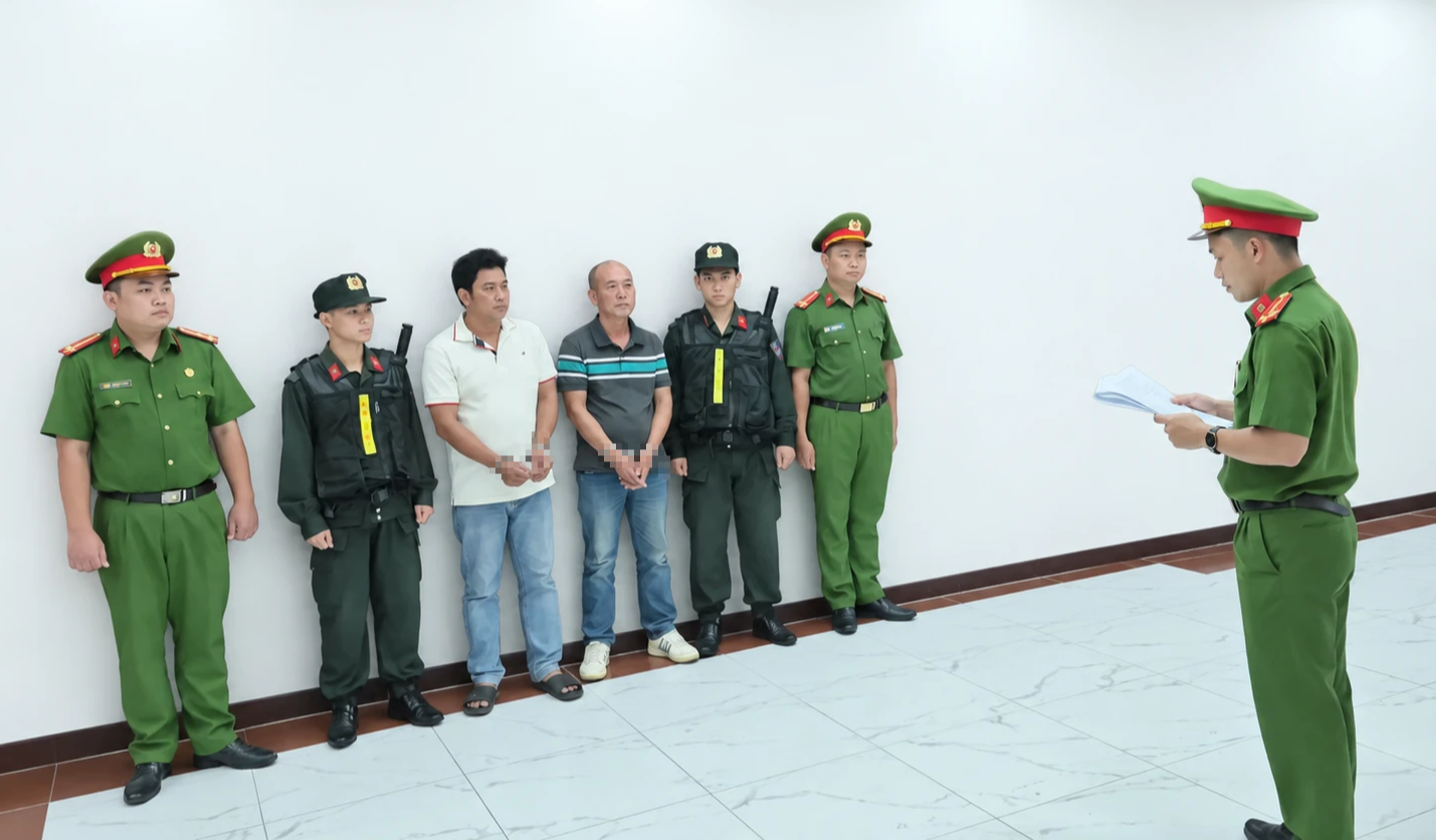 Bắt giam 4 người trong 2 đường dây đổ trộm chất thải rắn - Ảnh 3.