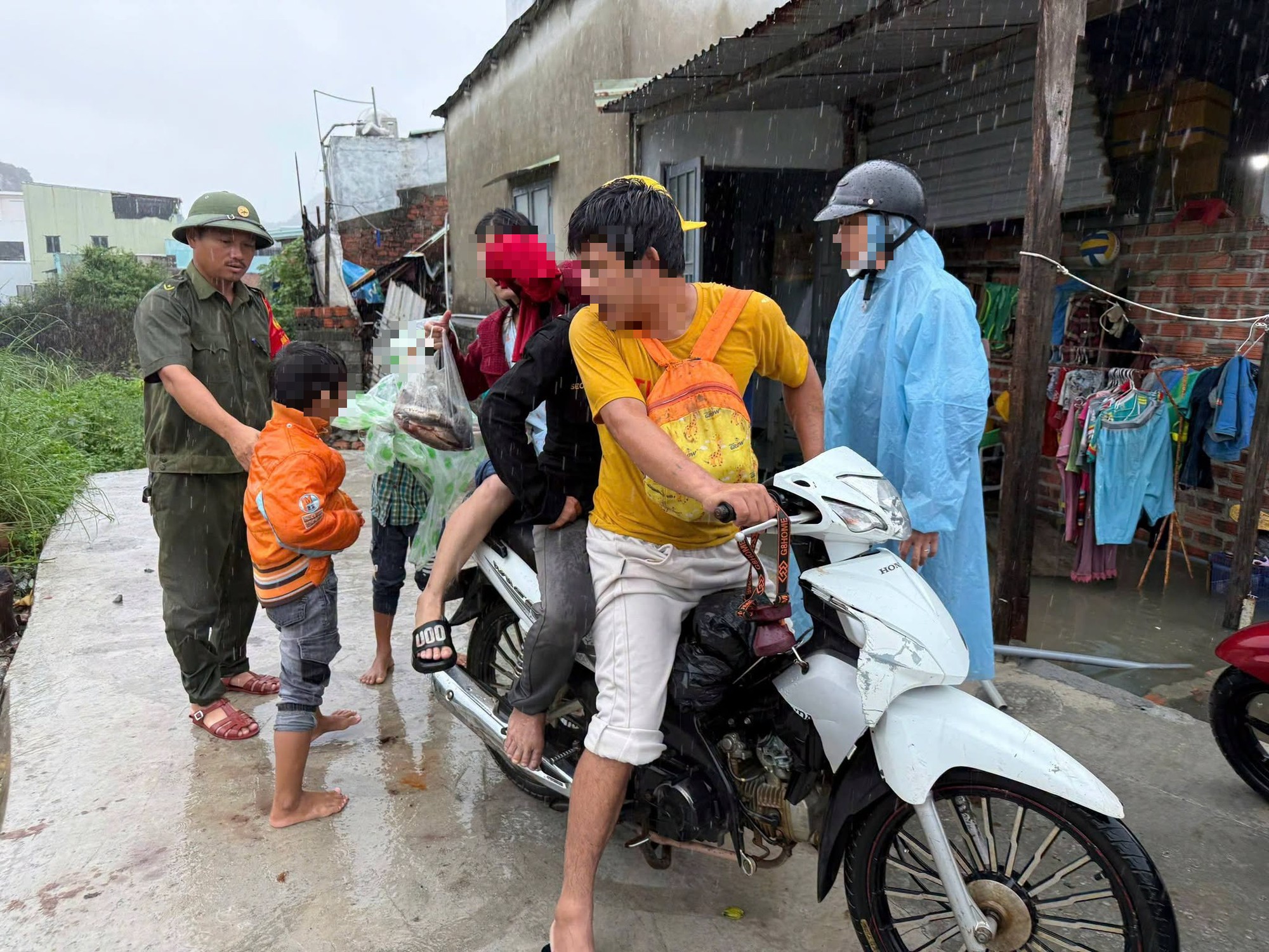Mưa lớn ở Đà Nẵng, người dân ở 'rốn lũ' Mẹ Suốt lại tất tả chạy lụt - Ảnh 4.