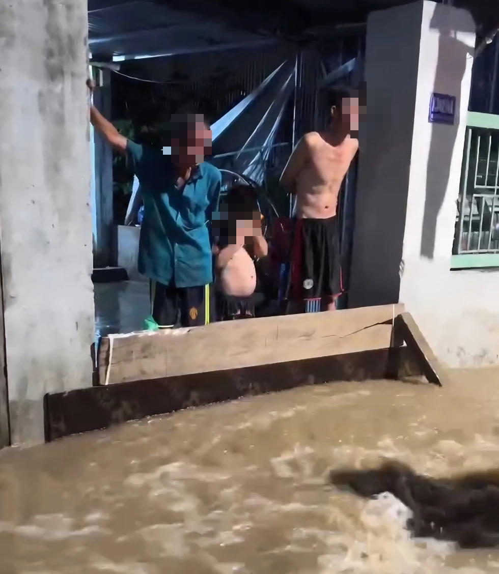 Nước chảy xiết trong đ&ecirc;m, người d&acirc;n H&ograve;a Kh&aacute;nh thấp thỏm 'chạy lũ' giữa mưa lớn- Ảnh 1.