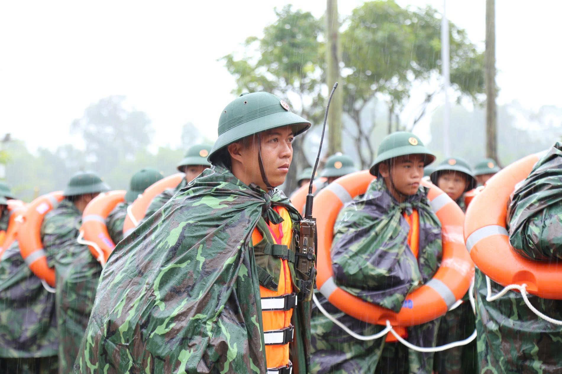 Mưa lớn ở Đà Nẵng, người dân ở 'rốn lũ' Mẹ Suốt lại tất tả chạy lụt - Ảnh 5.