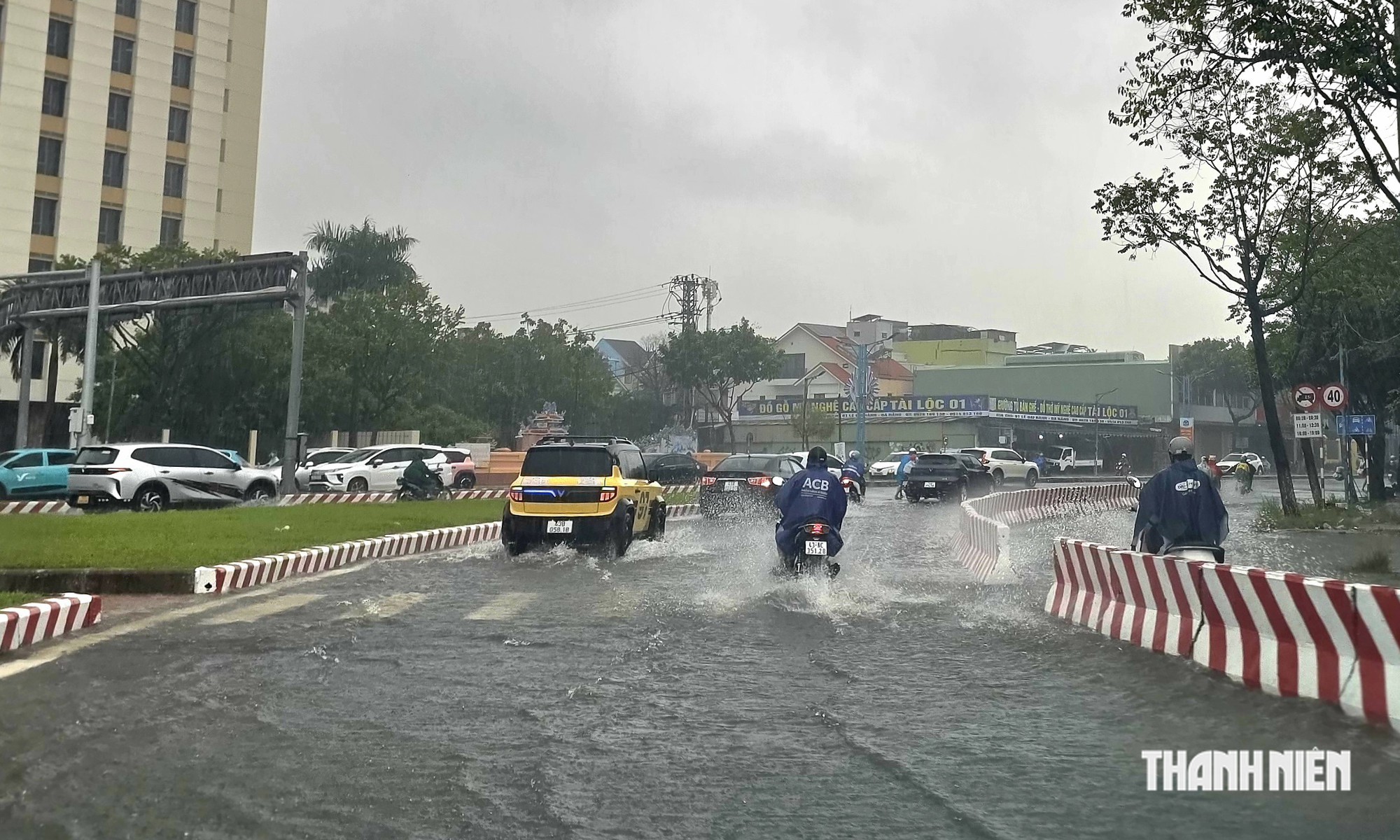 Nguy cơ sạt lở sát quốc lộ 14B do mưa lớn, tất tả giúp dân di dời- Ảnh 3.