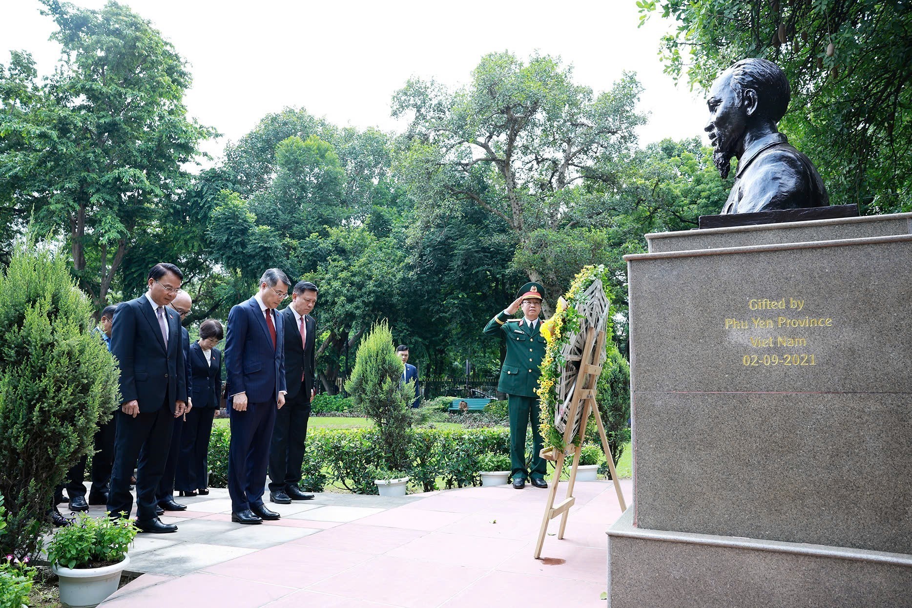 Thủ tướng L&ecirc; Minh Hưng d&acirc;ng hoa tại tượng B&aacute;c Hồ ở New Delhi- Ảnh 1.