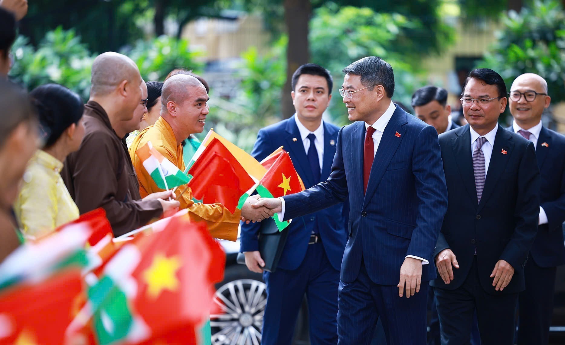 Thủ tướng L&ecirc; Minh Hưng d&acirc;ng hoa tại tượng B&aacute;c Hồ ở New Delhi- Ảnh 2.