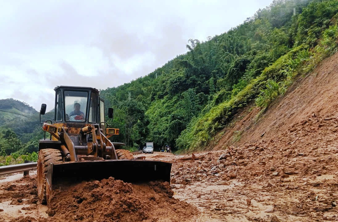 Đường Hồ Chí Minh nhánh tây qua Đà Nẵng liên tiếp sạt lở do mưa lớn- Ảnh 1.